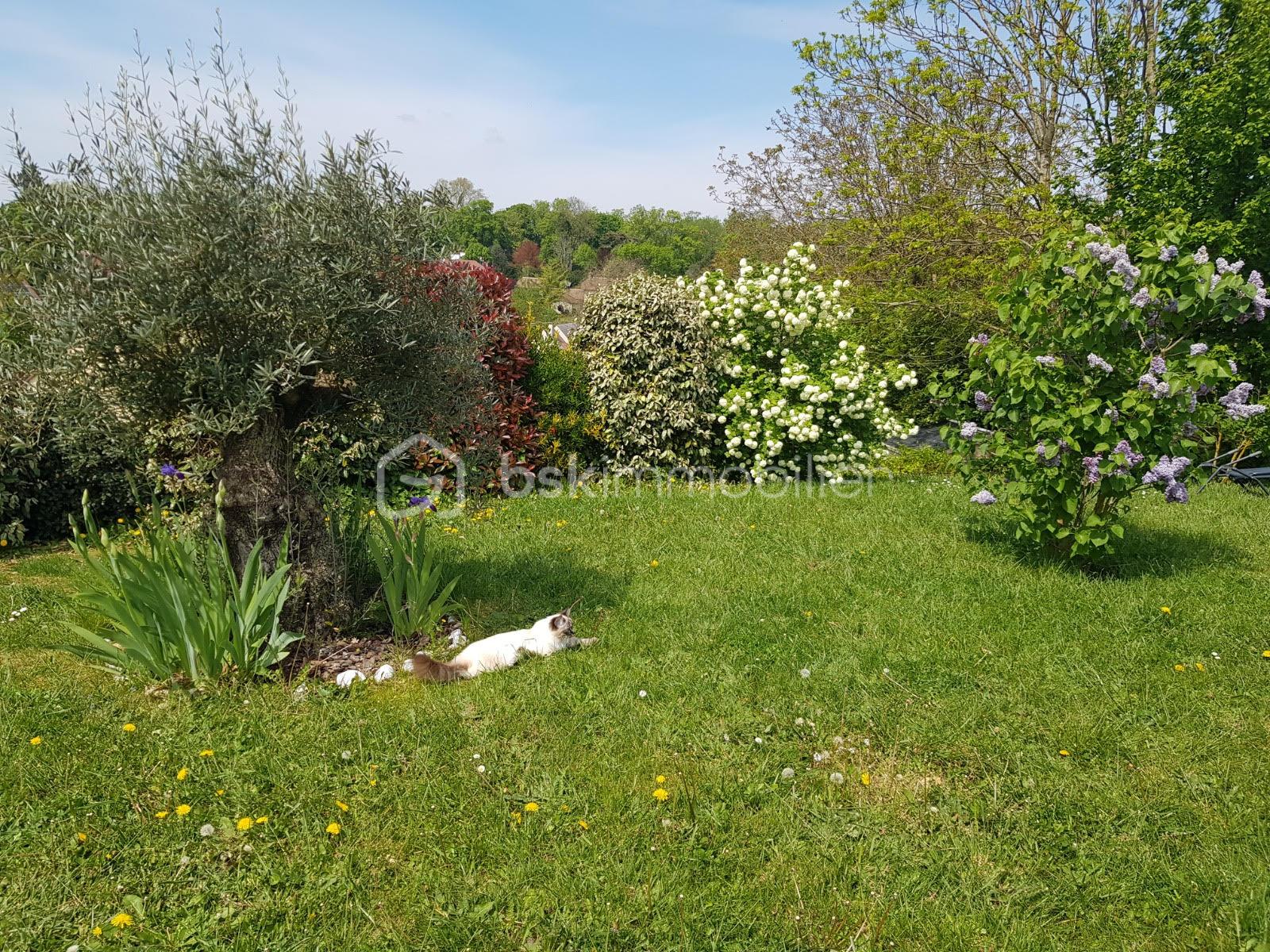 Maison traditionnelle de 152,22 m² - jardin fleuri.jpg