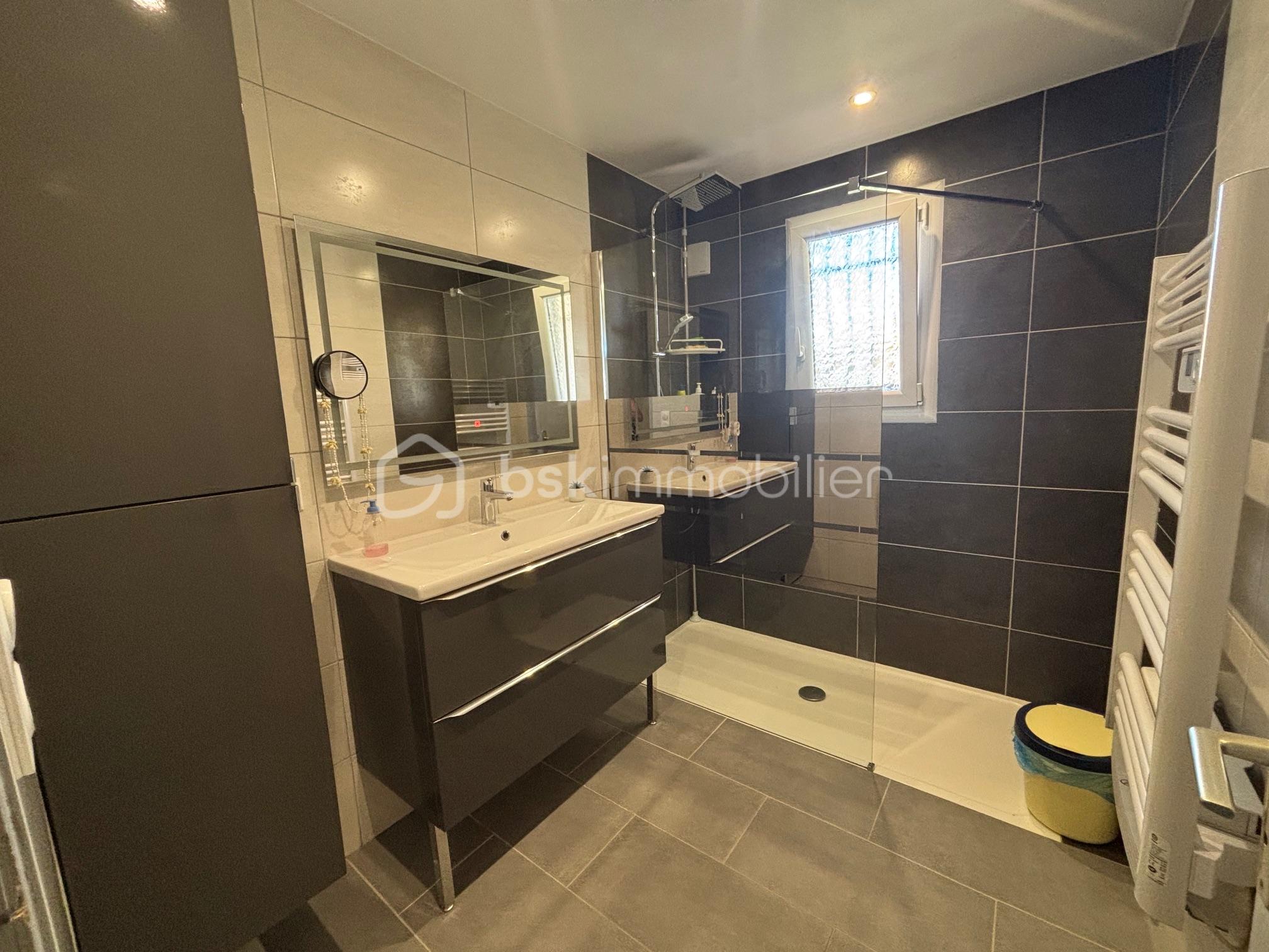 Maison de 145 m² - 5i00jYPuYAFM6twJnHhYKODYePXKb63VBvpEz5pt.jpg