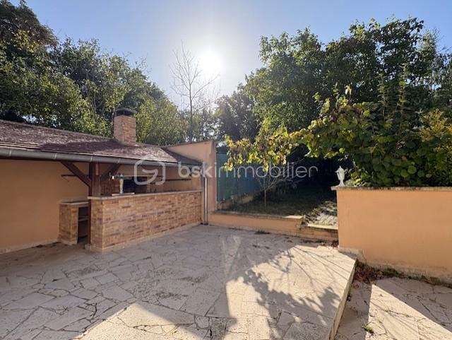 Maison de 175 m² - terrasse avec cuisine exterieure.jpg