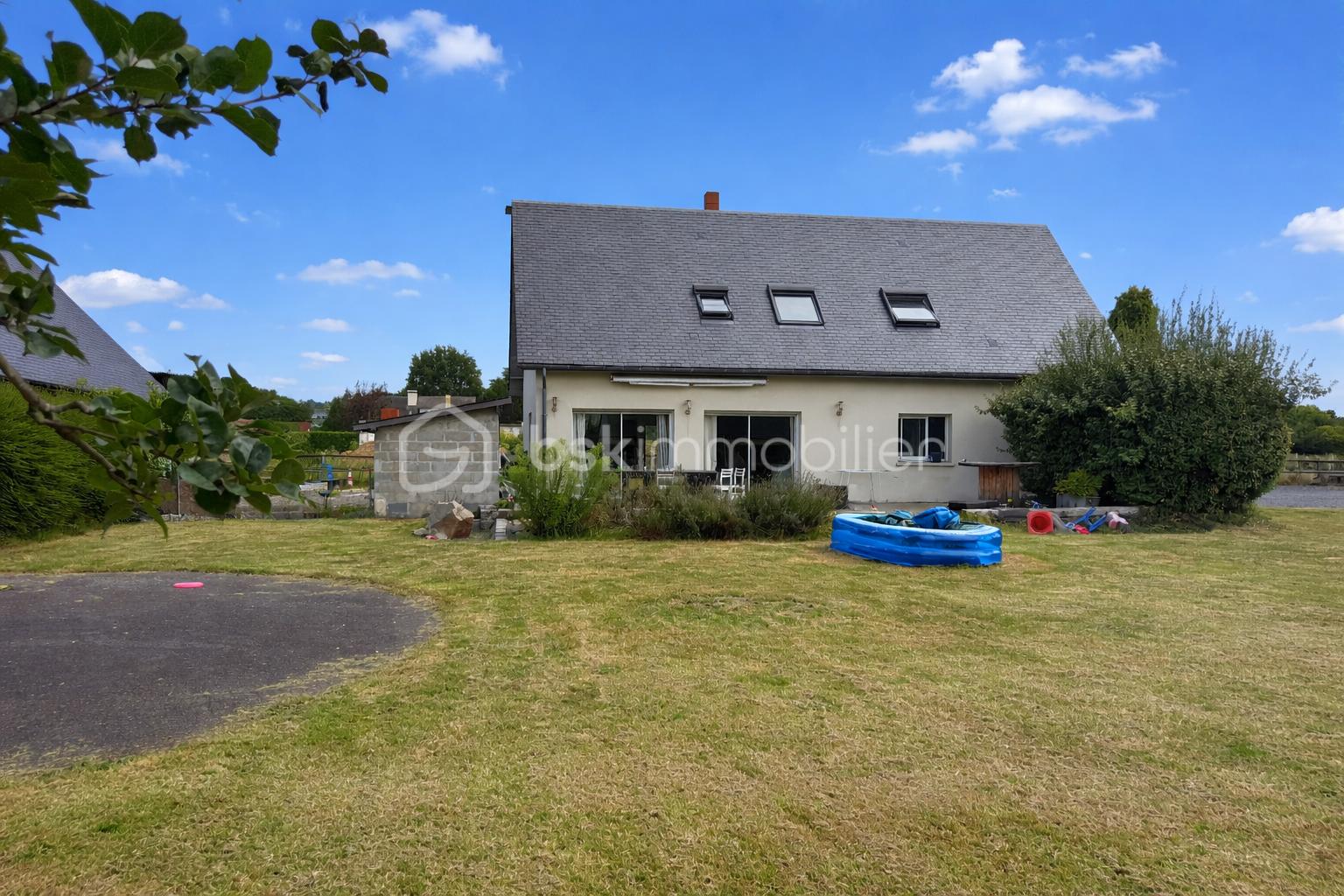 Maison moderne et piscine gonflable.png