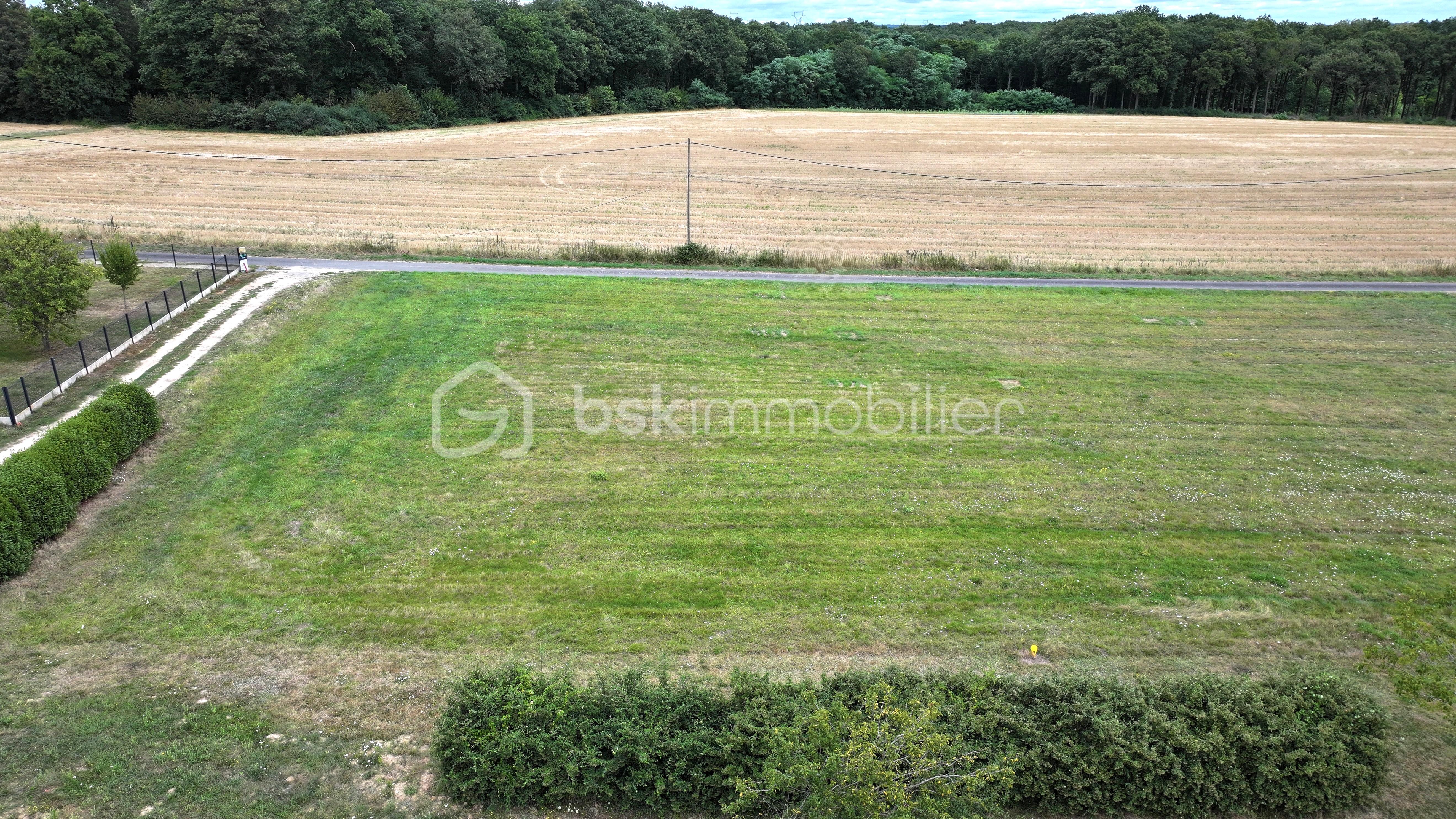 Terrain de 592 m² - TERRAIN vue par drone 2.jpg