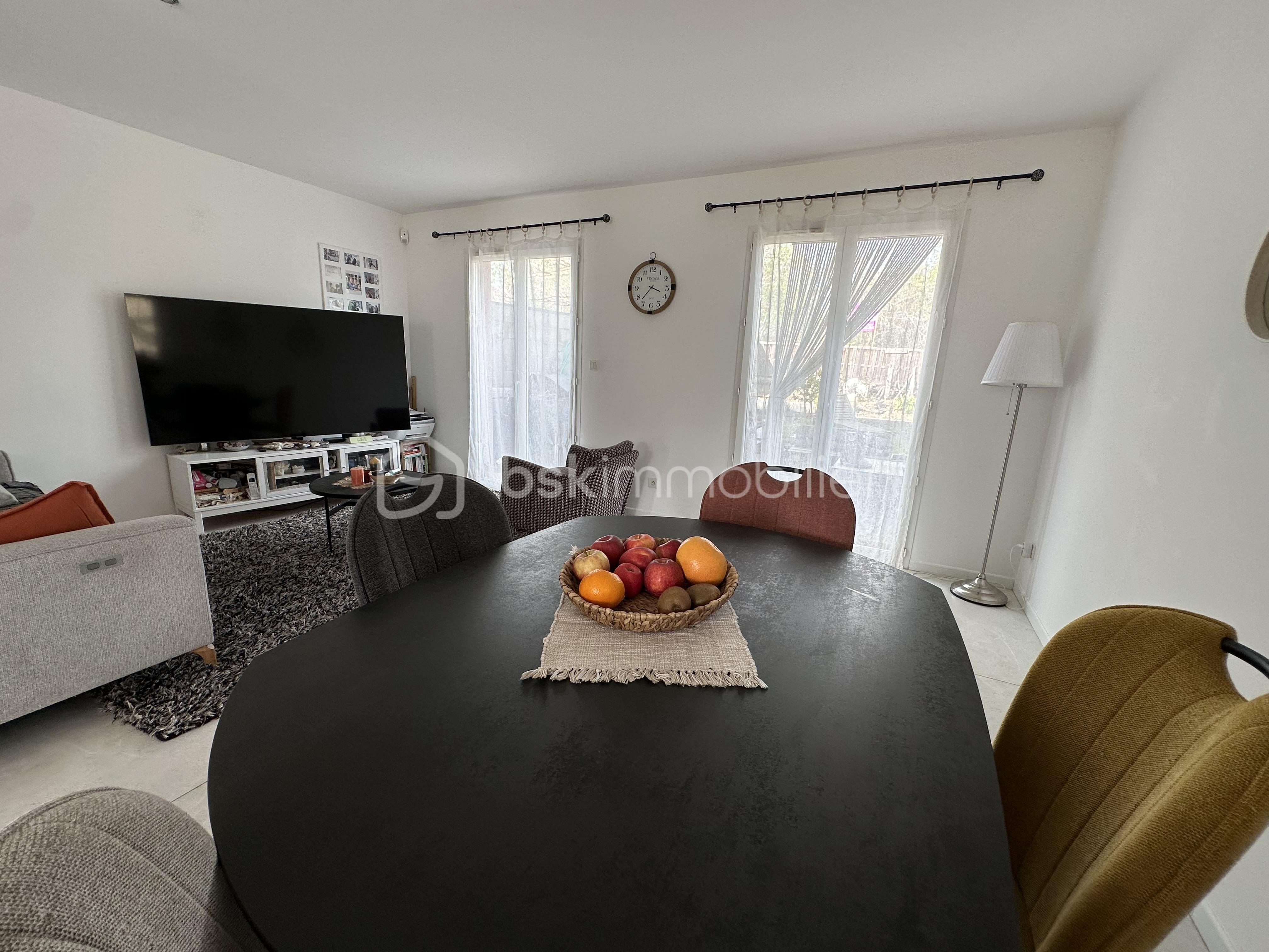 salle a manger vue sur table maison montelimar.jpeg