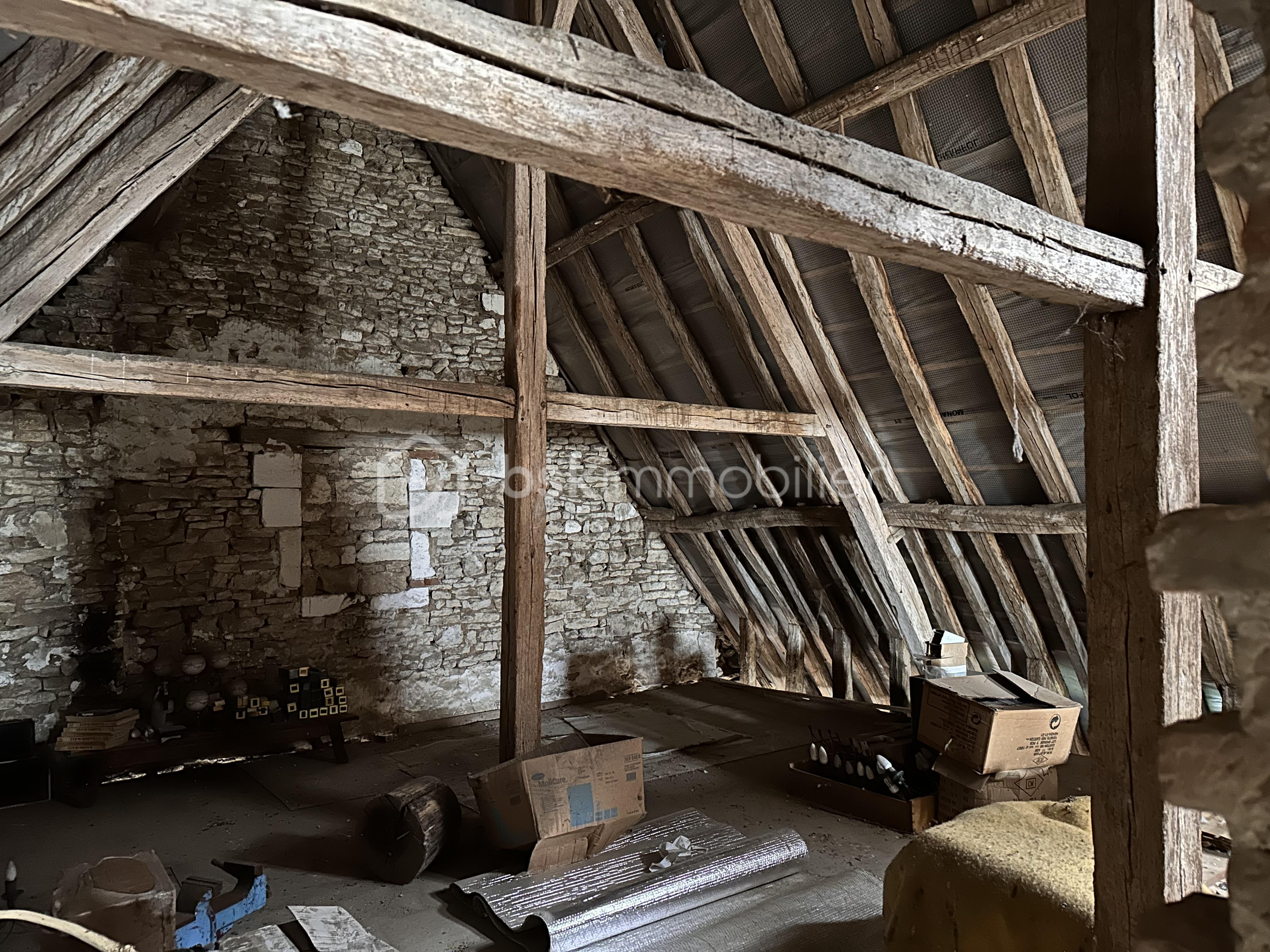 Maison de village de 77 m² - Grenier niveau 2 coté voisin.JPG