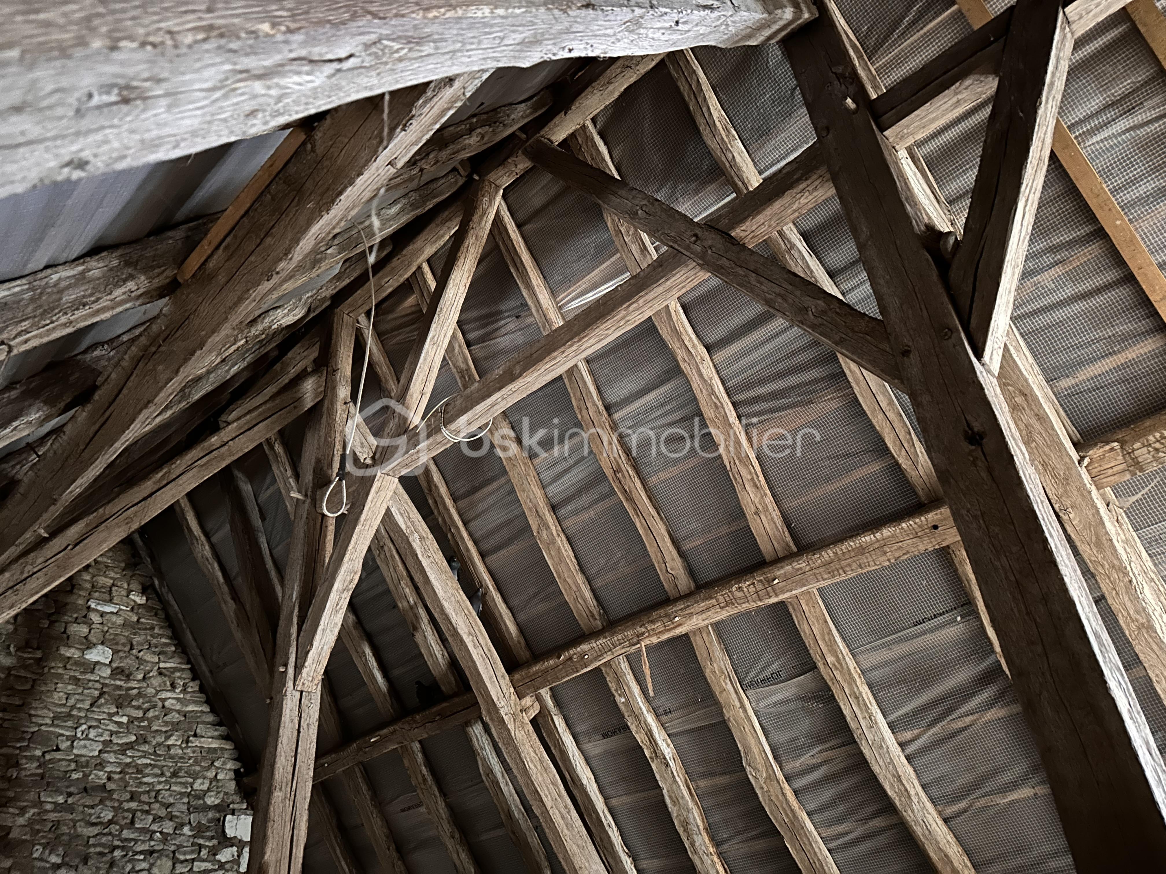 Maison de village de 77 m² - Grenier niveau 2 FAITAGE coté voisin.JPG