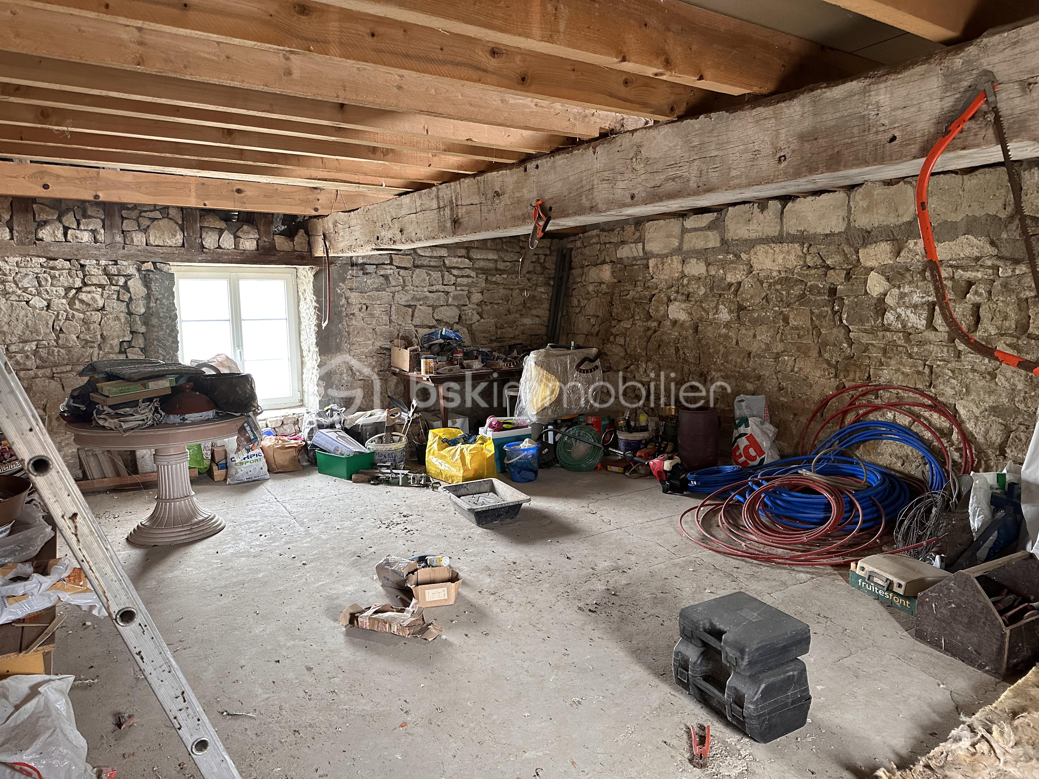 Maison de village de 77 m² - Grenier niveau 1 coté rue voisin.JPG
