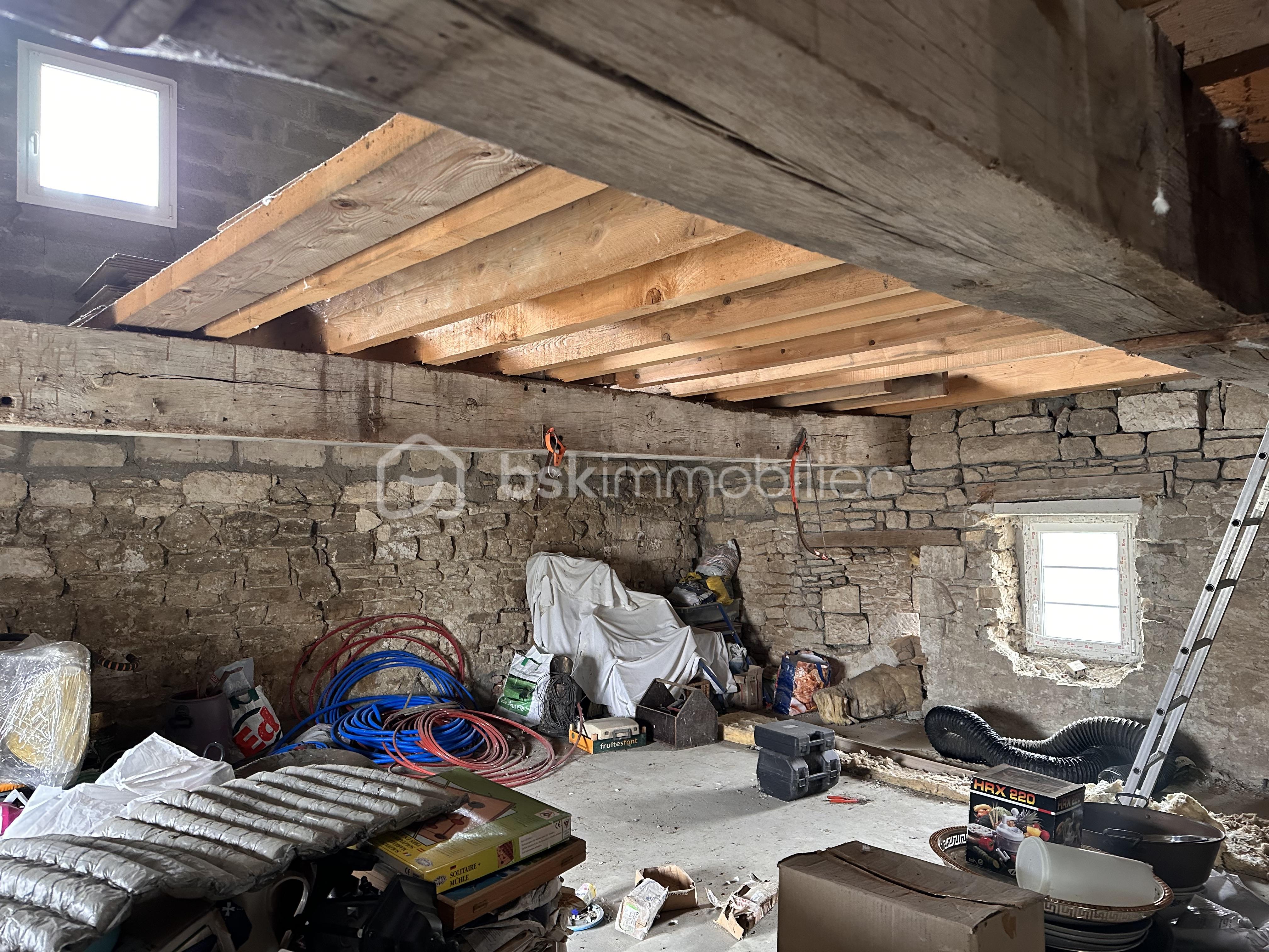 Maison de village de 77 m² - Grenier niveau 1 coté passage rue.JPG