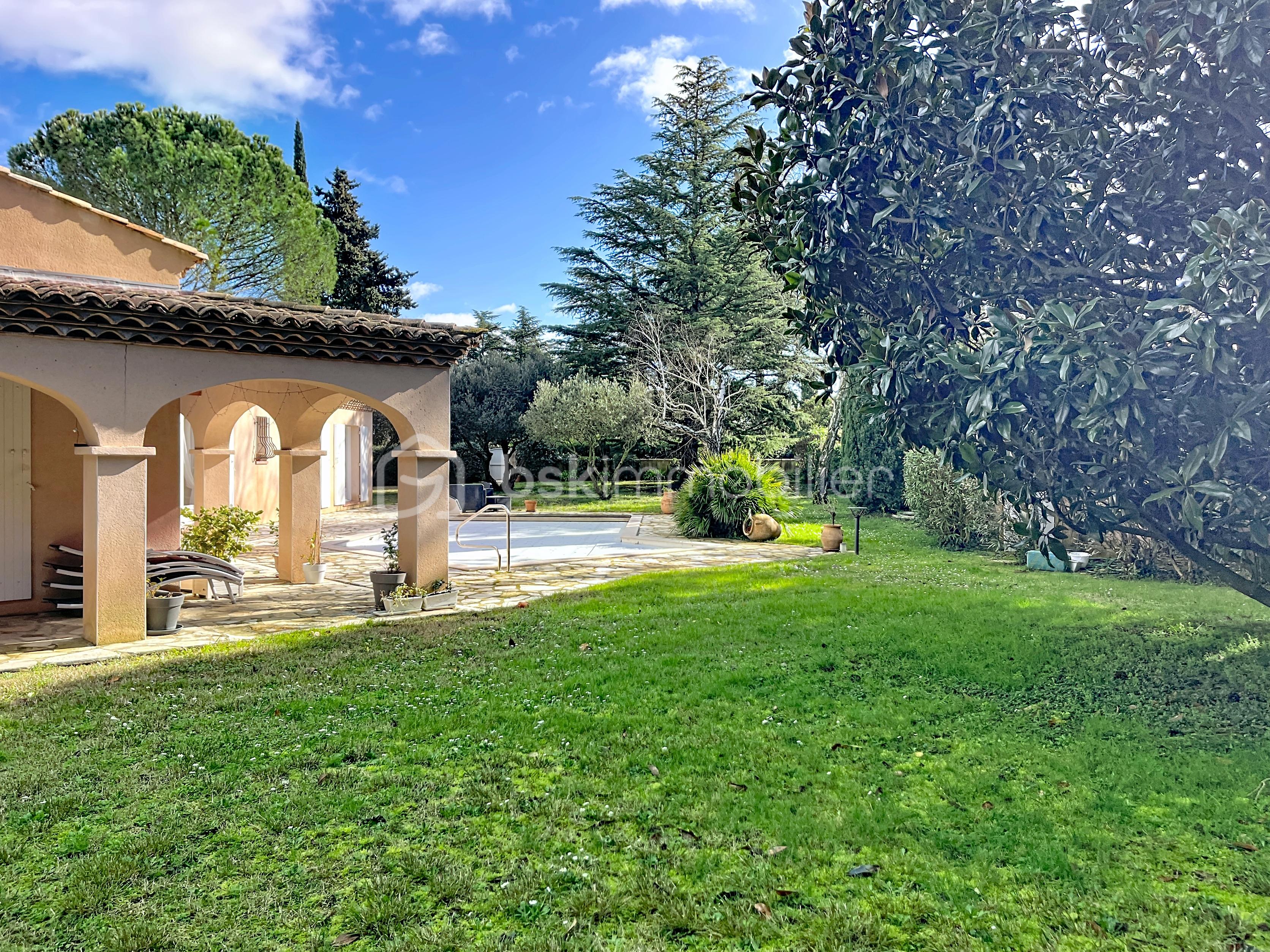 Maison de 180 m² - Jardin piscine côté.jpg