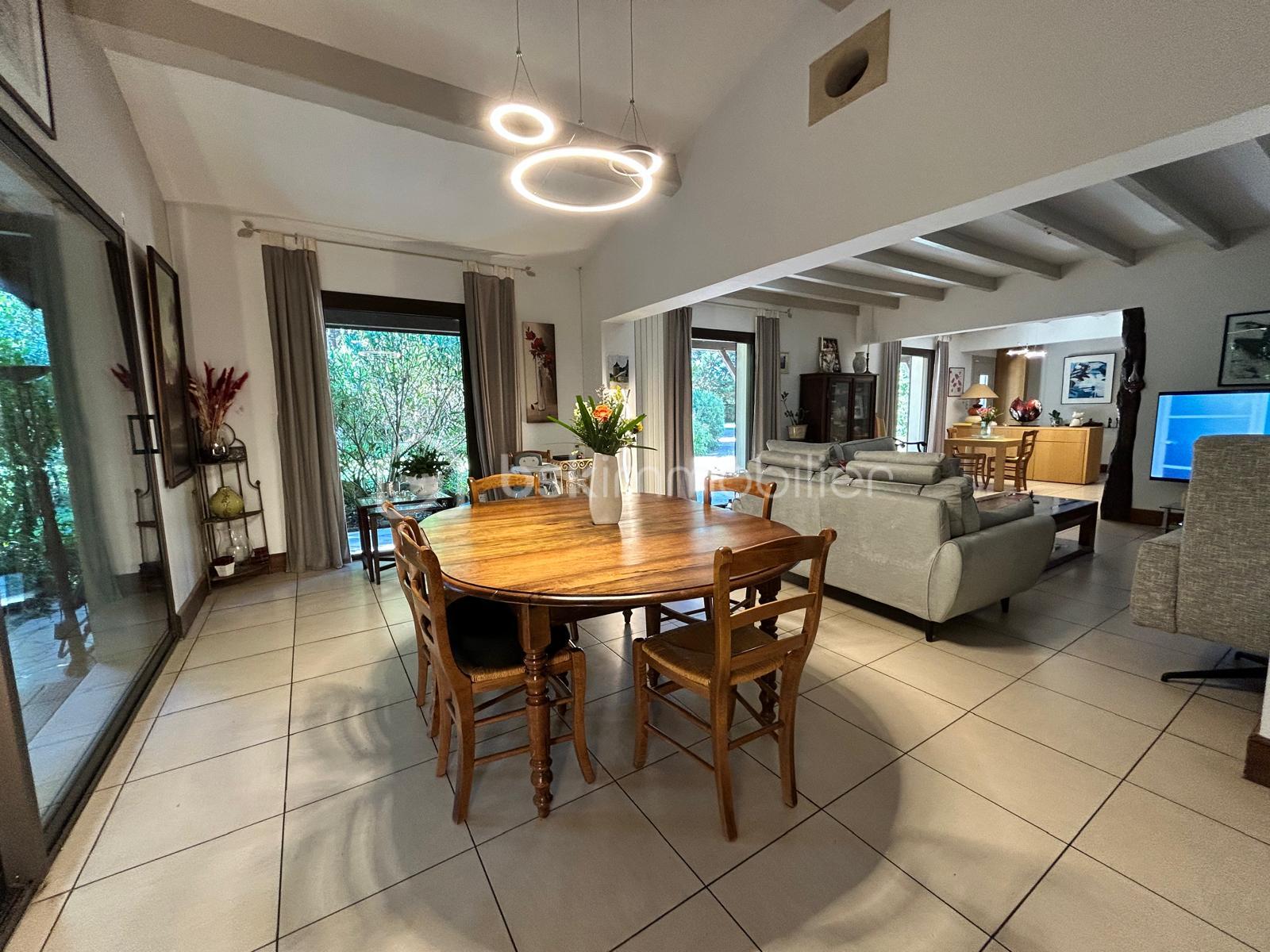 Maison contemporaine de 208 m² - CH24.jpg