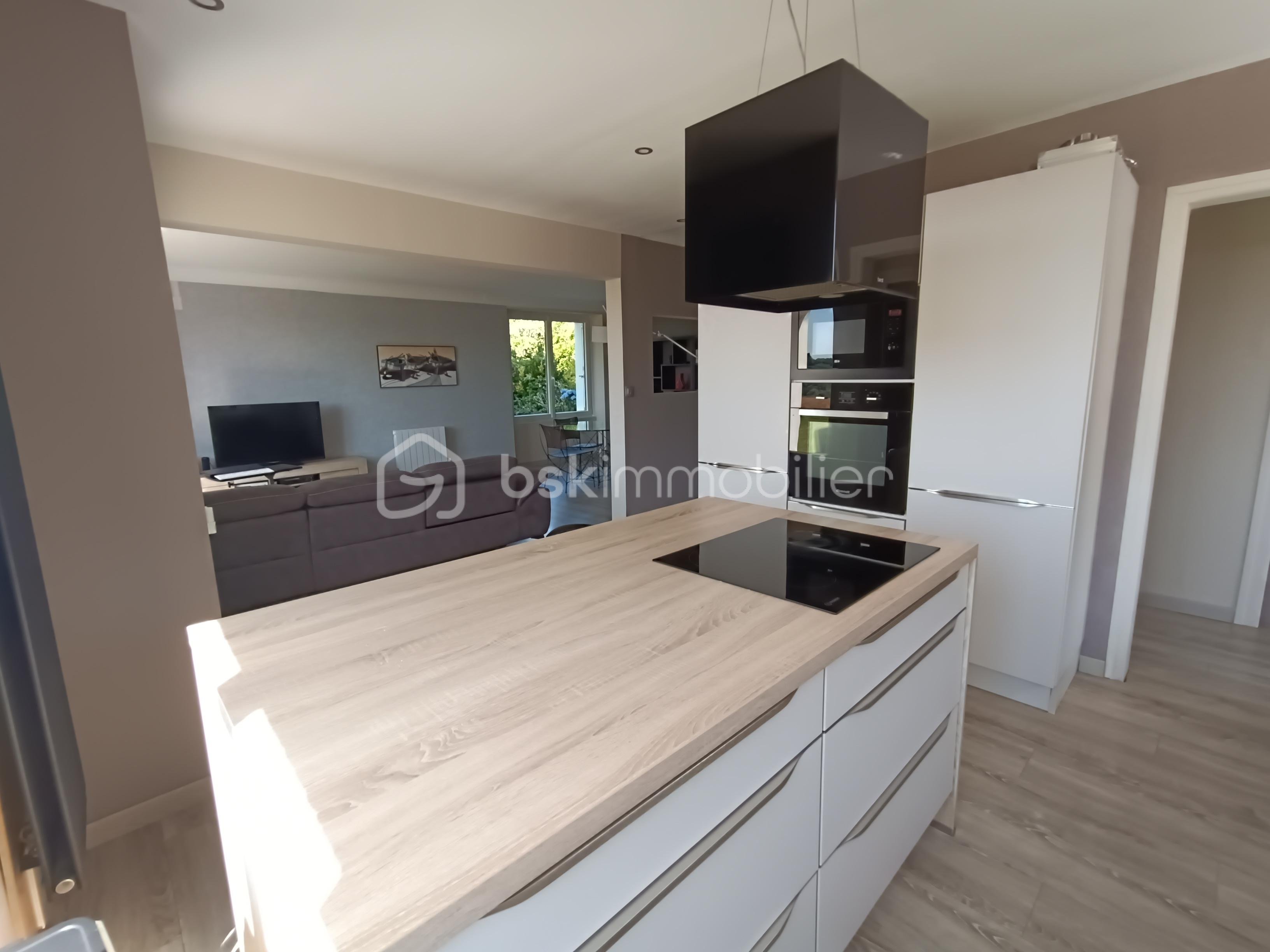 Maison traditionnelle de 108 m² - cuisine et salon.jpg