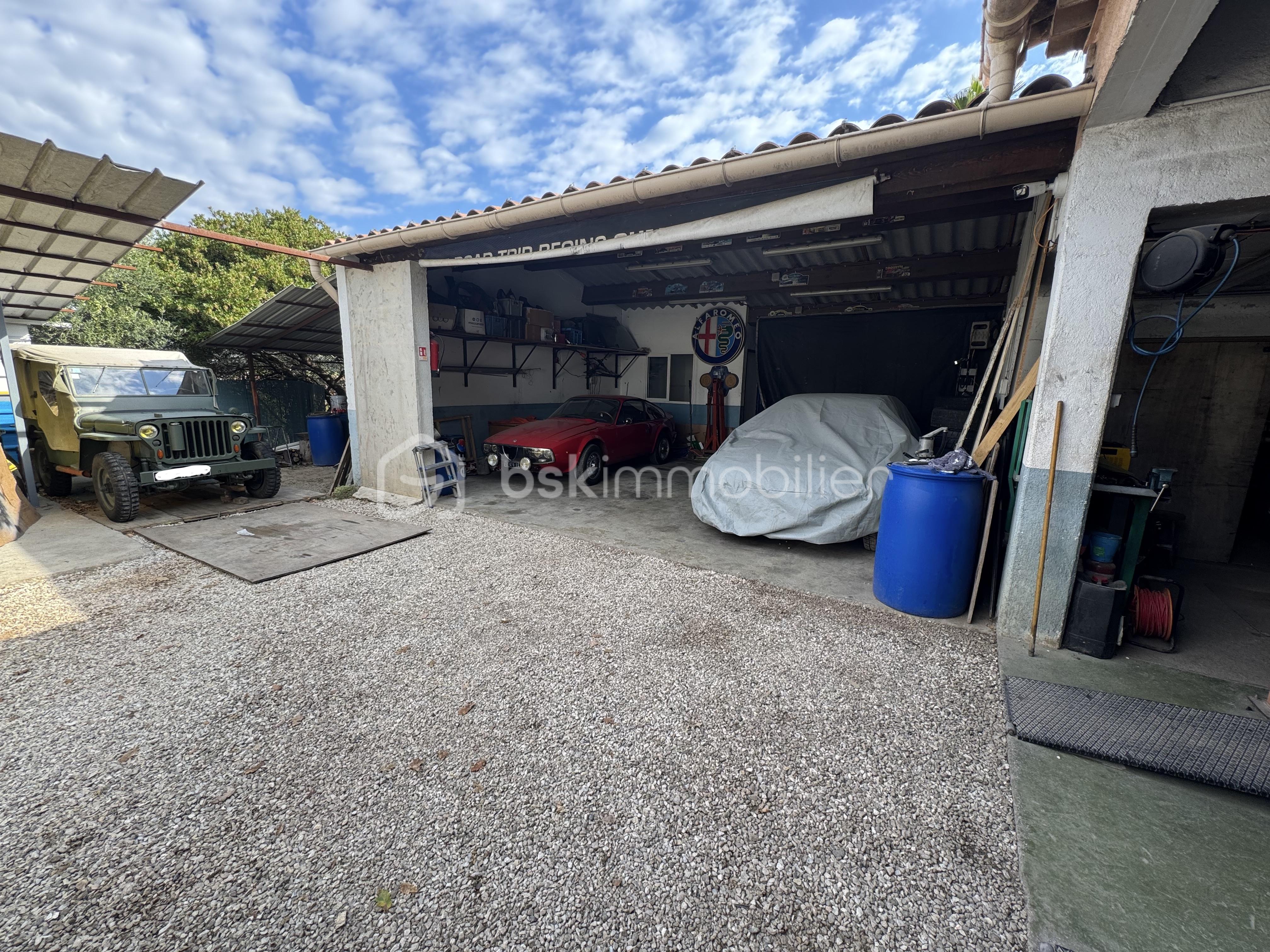 Maison de 110 m² - parking atelier.jpeg