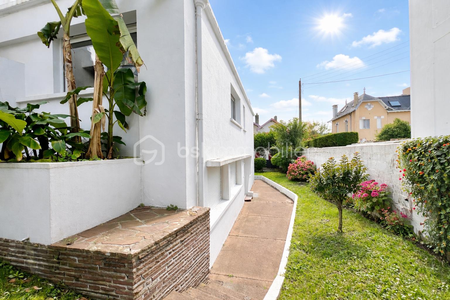 Maison moderne sous un ciel bleu.png
