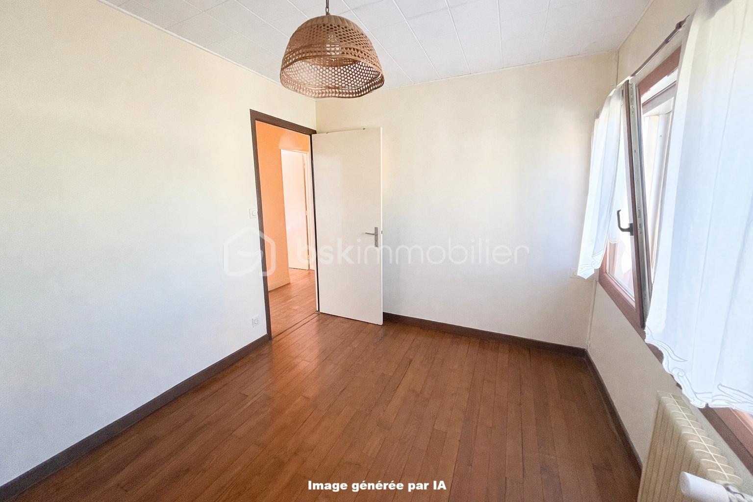 Pièce vide baignée de lumière naturelle.png