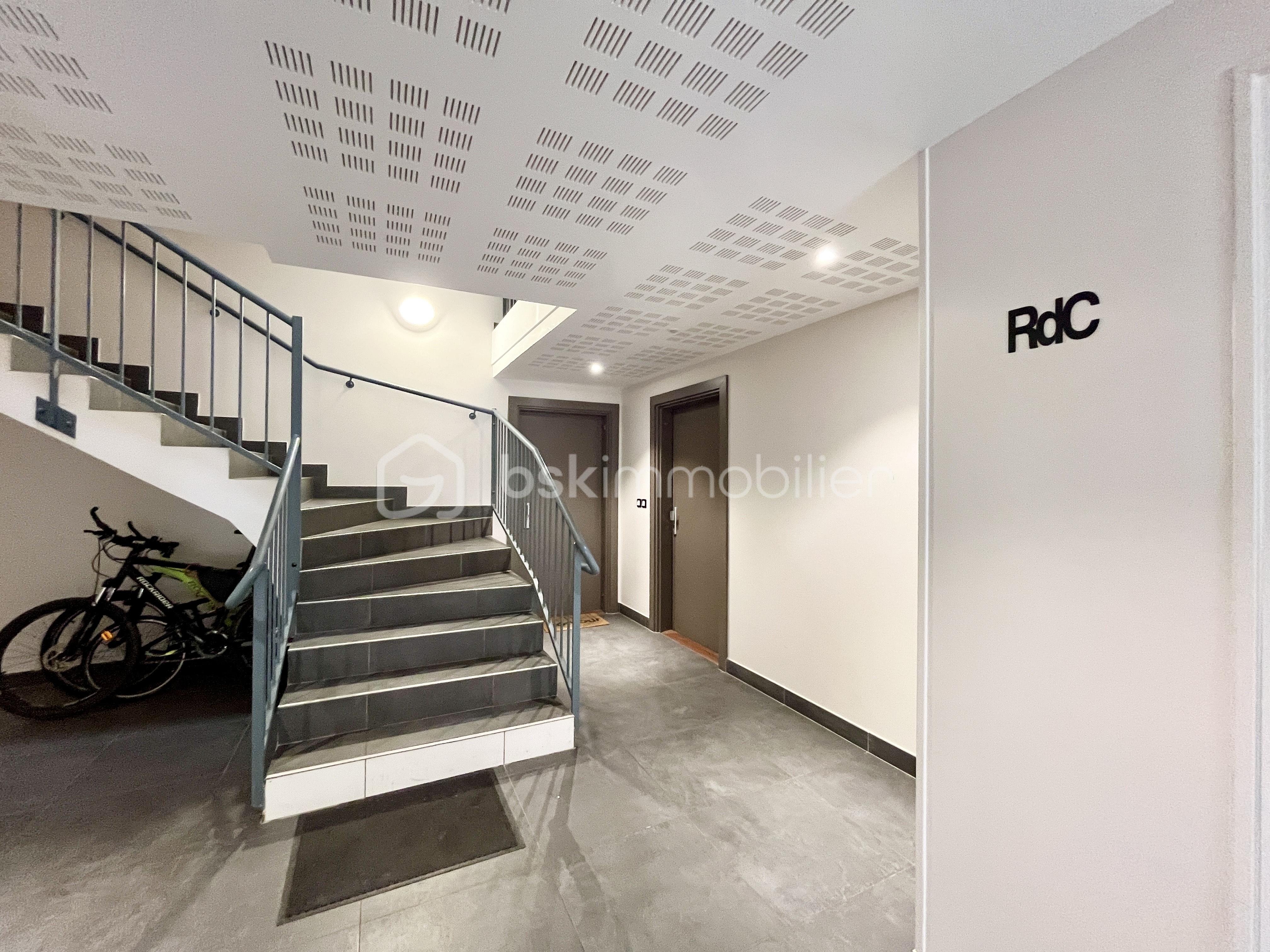 Appartement de 59,37 m² - hall entree porte .jpeg