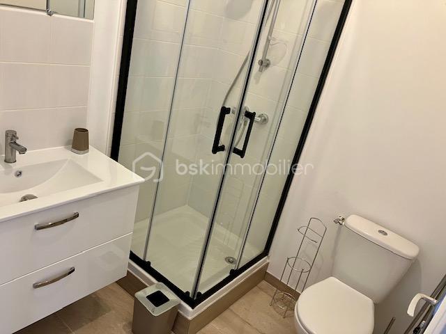 Immeuble mixte de 240 m² - saint venant salle d'eau noire.jpg