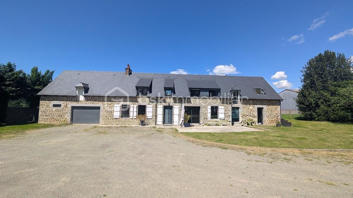 max facade loin.jpg