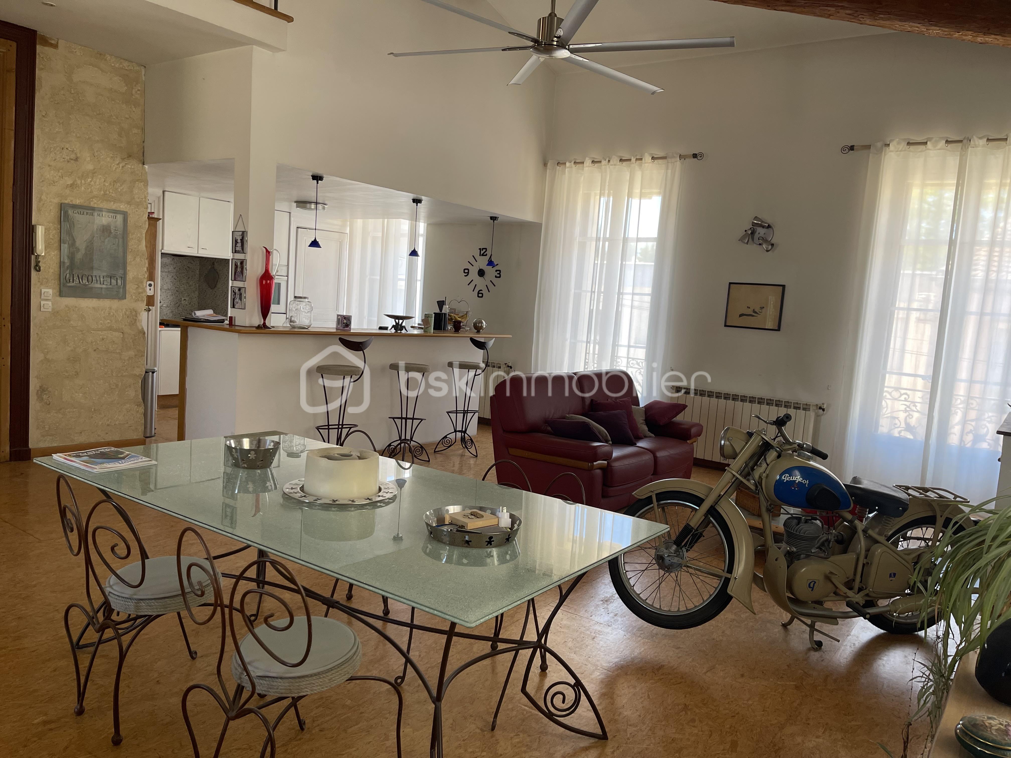 Maison de 222 m² - Séjour vers cuisine.jpg