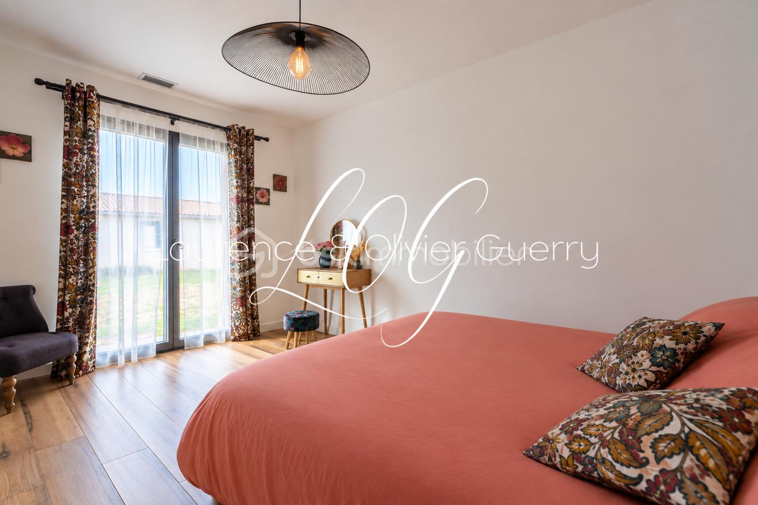 Chambre moderne avec filigrane élégant.png