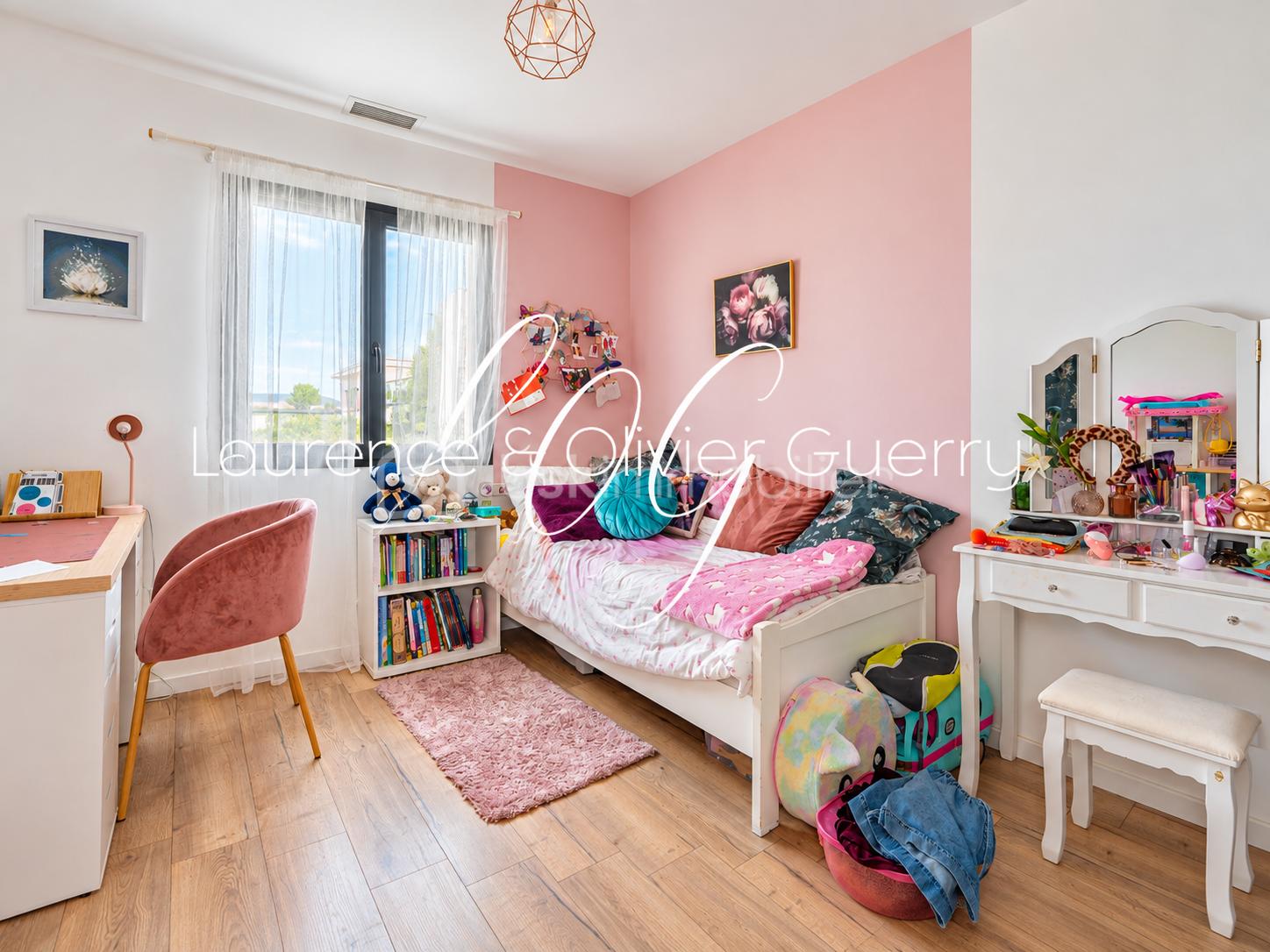 Chambre d’adolescente pastel et élégante.png