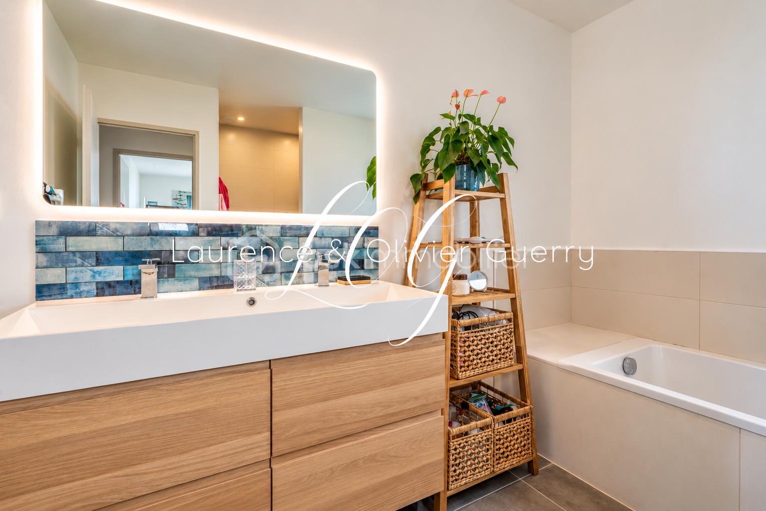 Salle de bain moderne avec miroir lumineux.png