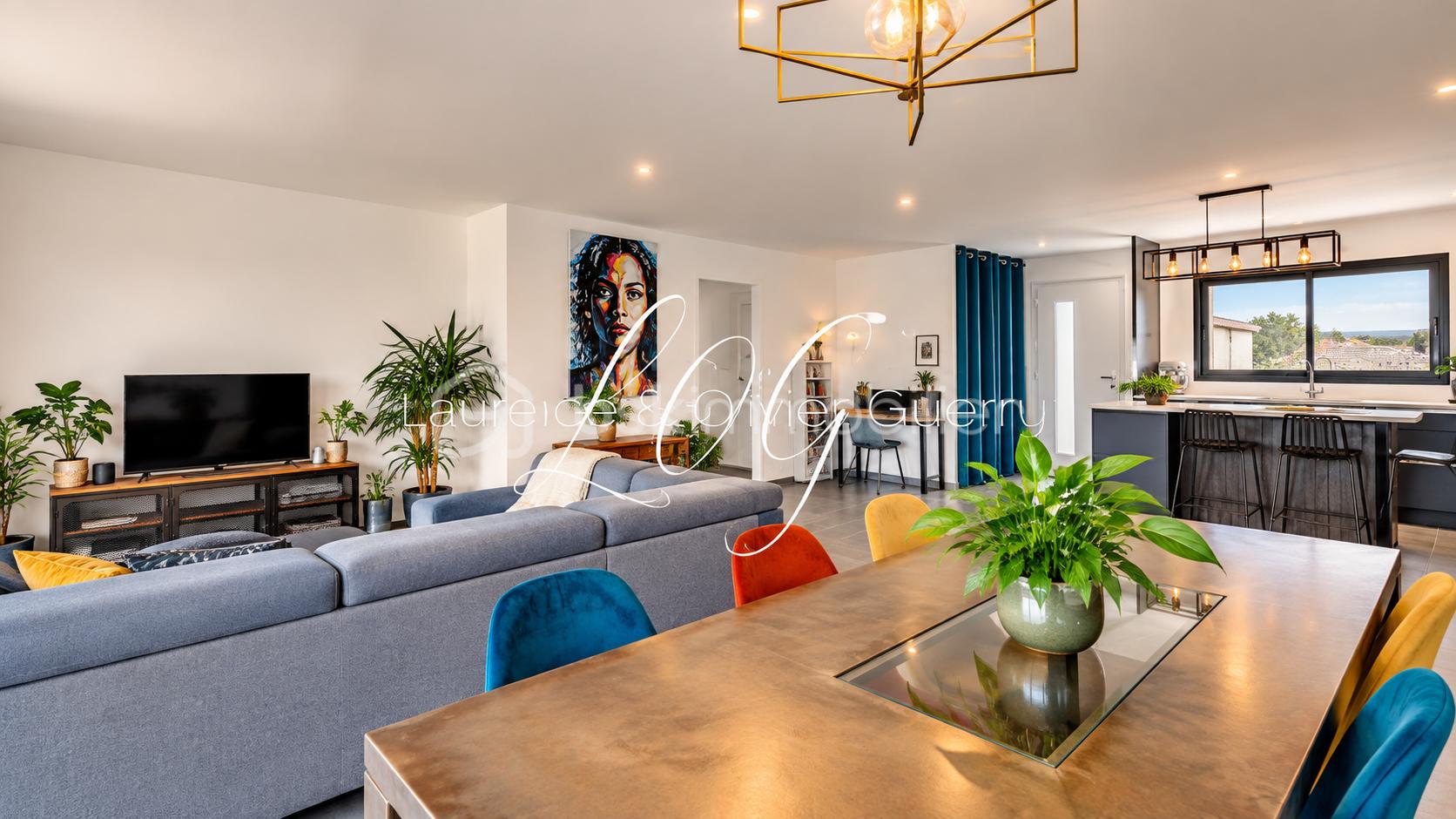 Salon contemporain ouvert avec touche colorée.png