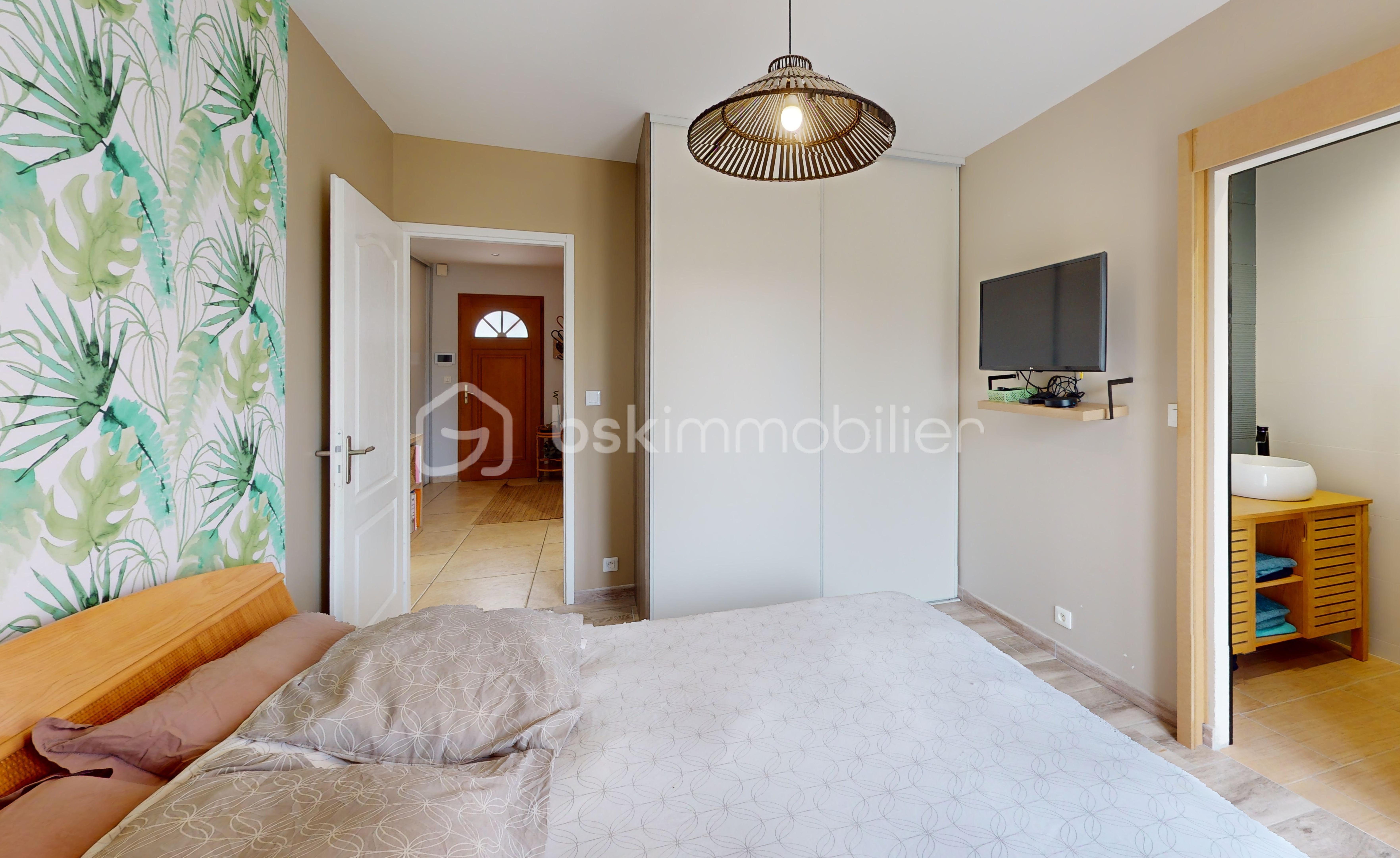 Maison de 132 m² - -Maison-avec-piscine-a-Feillens-01570-Bedroom 2.jpg