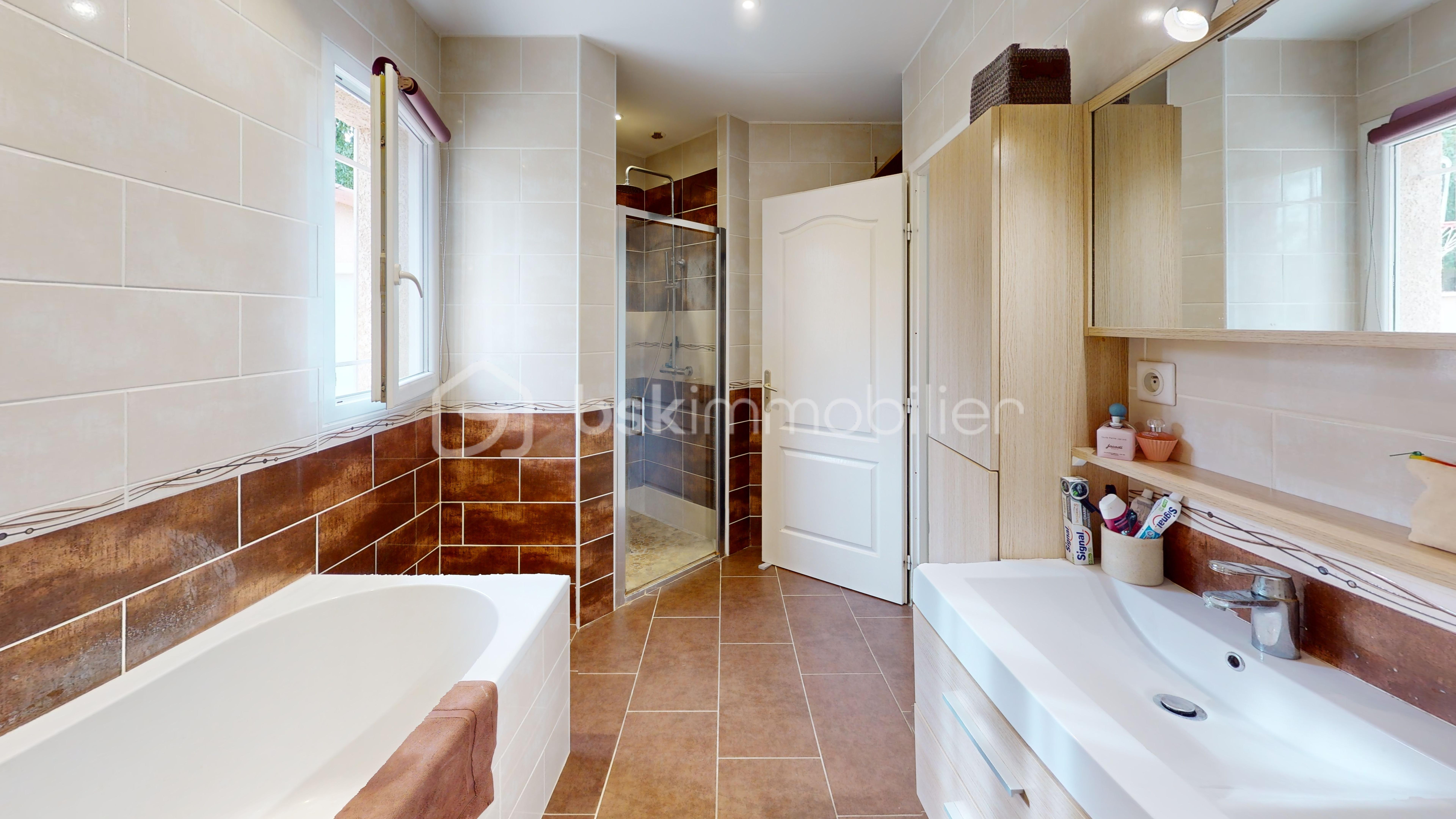 Maison de 132 m² - -Maison-avec-piscine-a-Feillens-01570-Bathroom.jpg