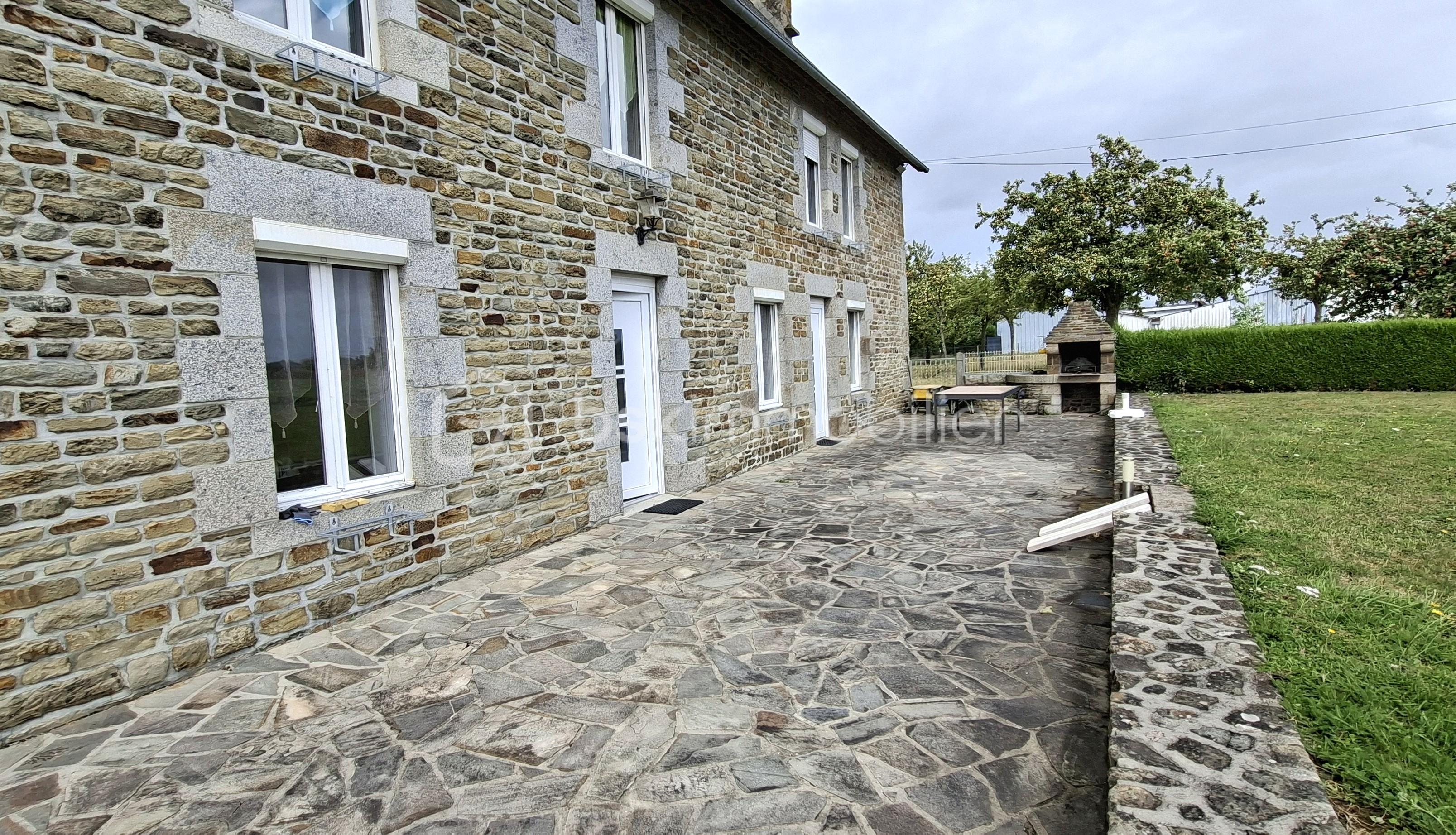 Maison en pierre de 158 m² - claude terrasse 1 vers barbecue.jpg