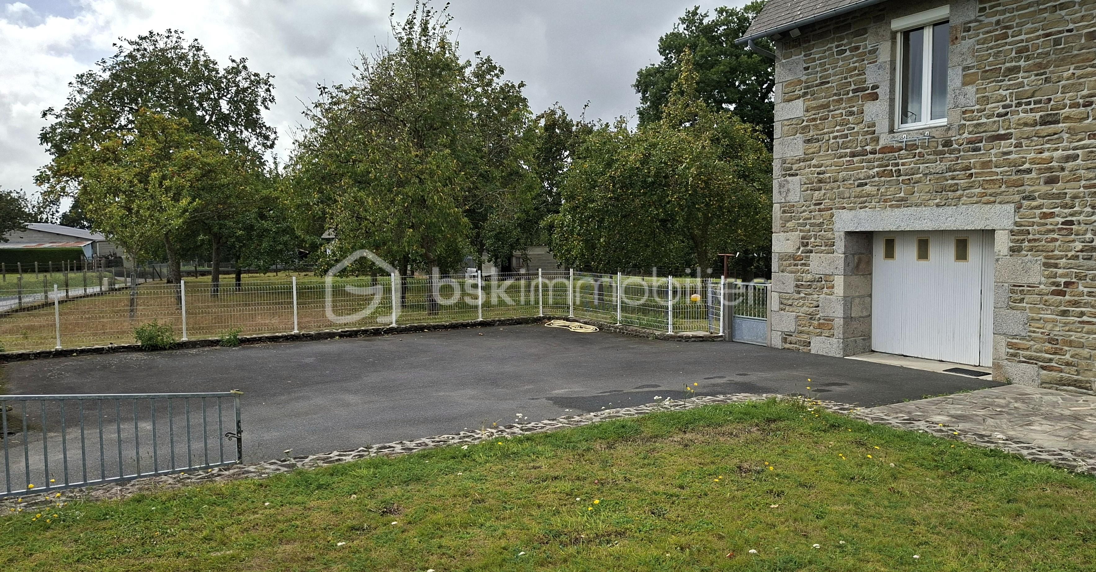 Maison en pierre de 158 m² - claude parking ple.jpg