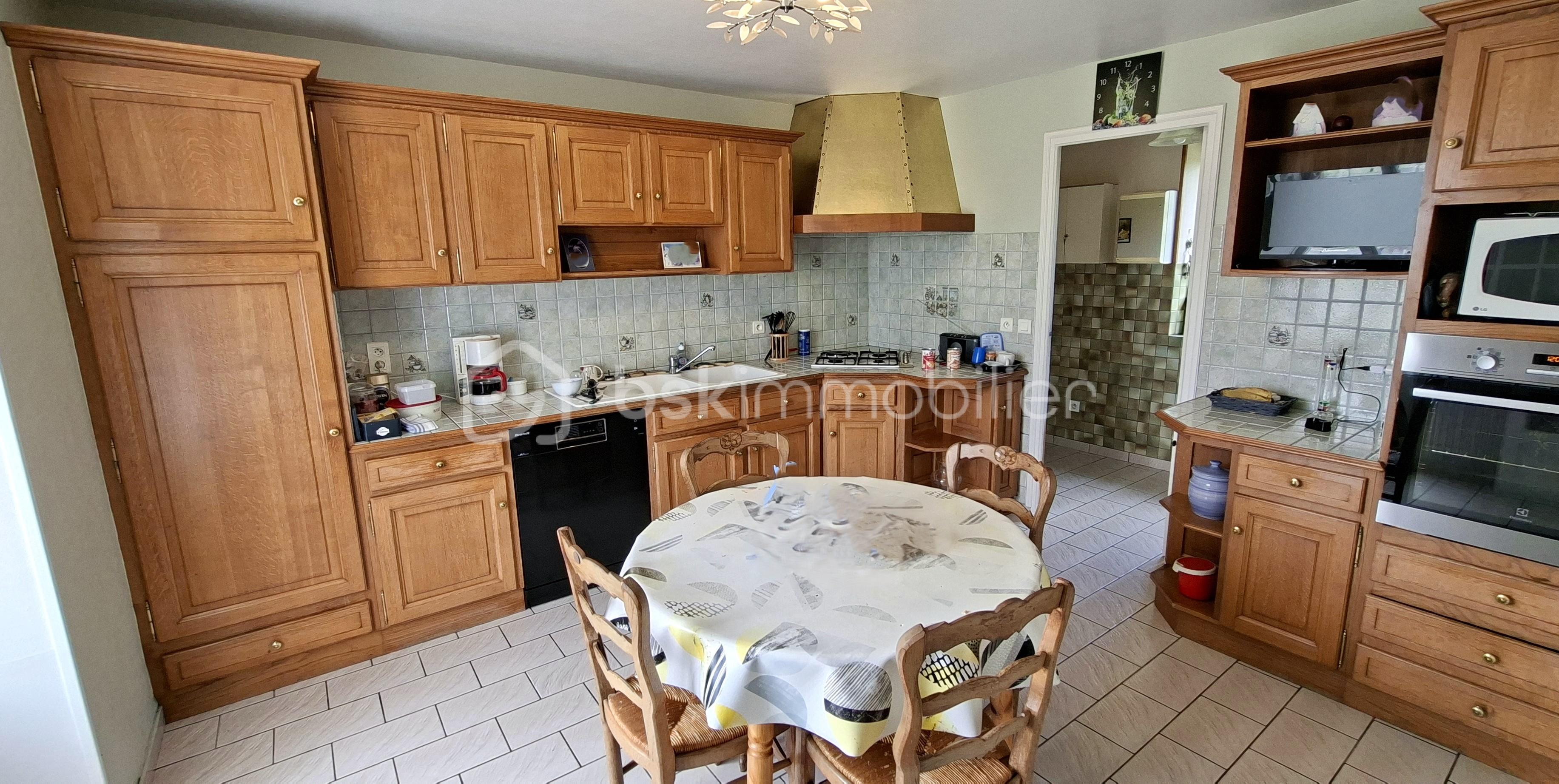 Maison en pierre de 158 m² - claude cuisine 1 vers porte arrière .jpg