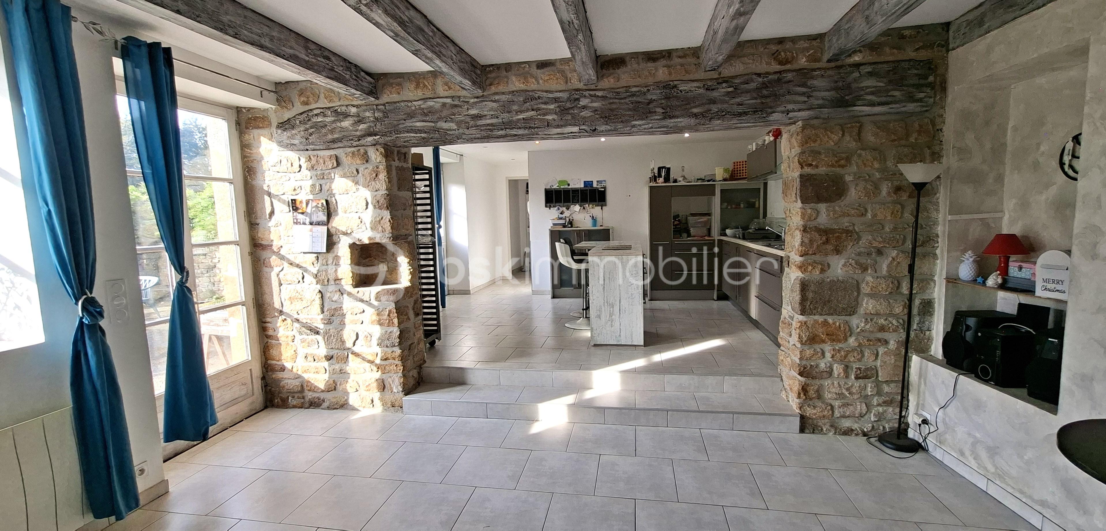 Maison longere de 200 m² - BOUR salle vers cuisine ple.jpg