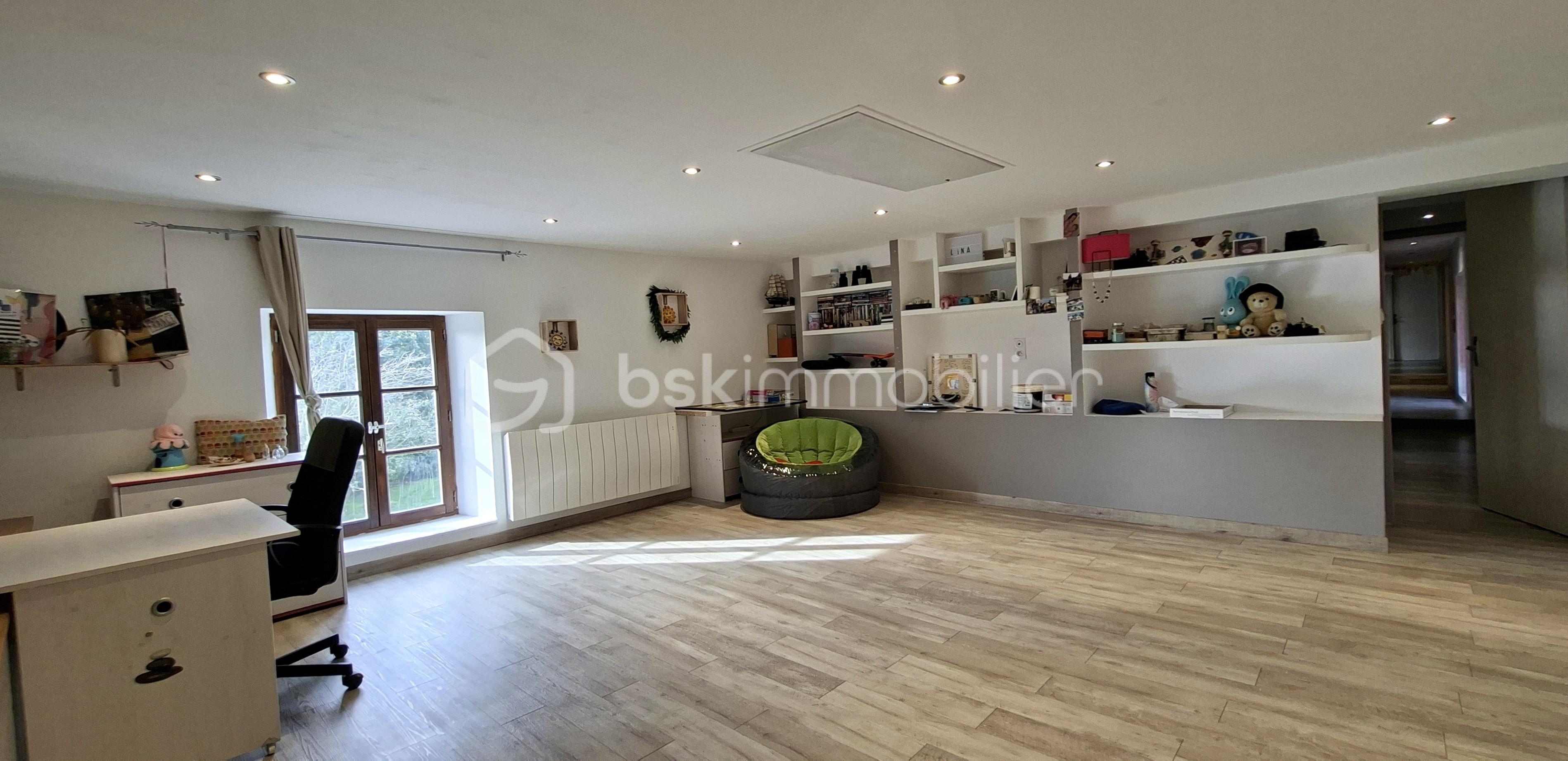 Maison longere de 200 m² - BOUR grande chambre étage 1 1.jpg