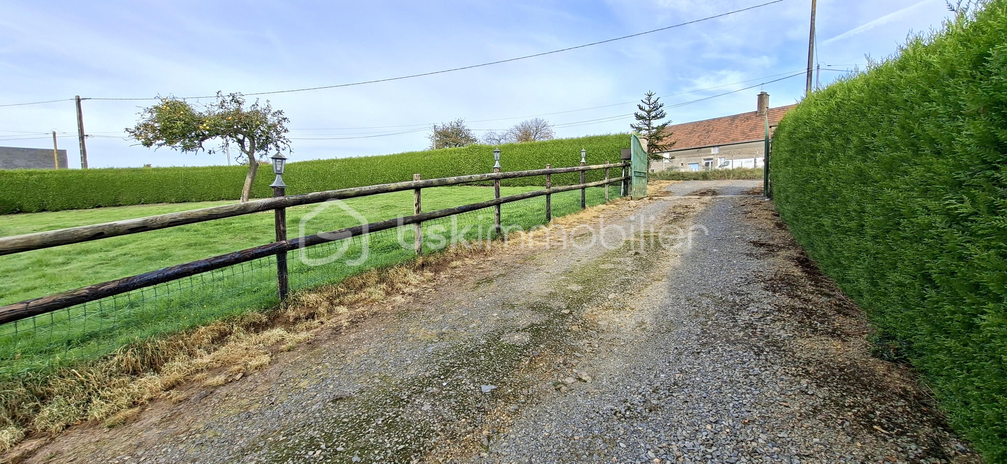 Maison longere de 200 m² - BOUR acces vers portail .jpg