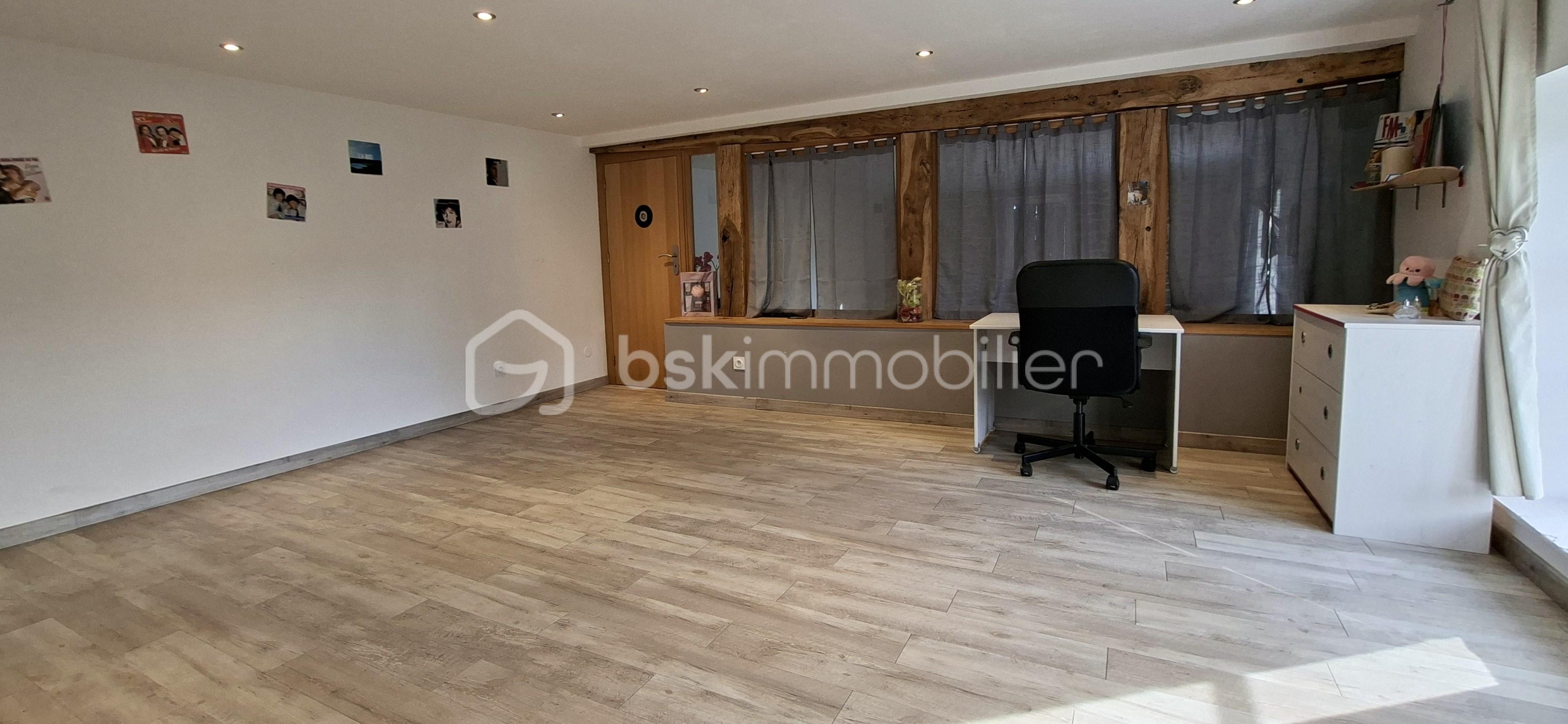 Maison longere de 200 m² - BOUR grande chambre étage 1 4.jpg