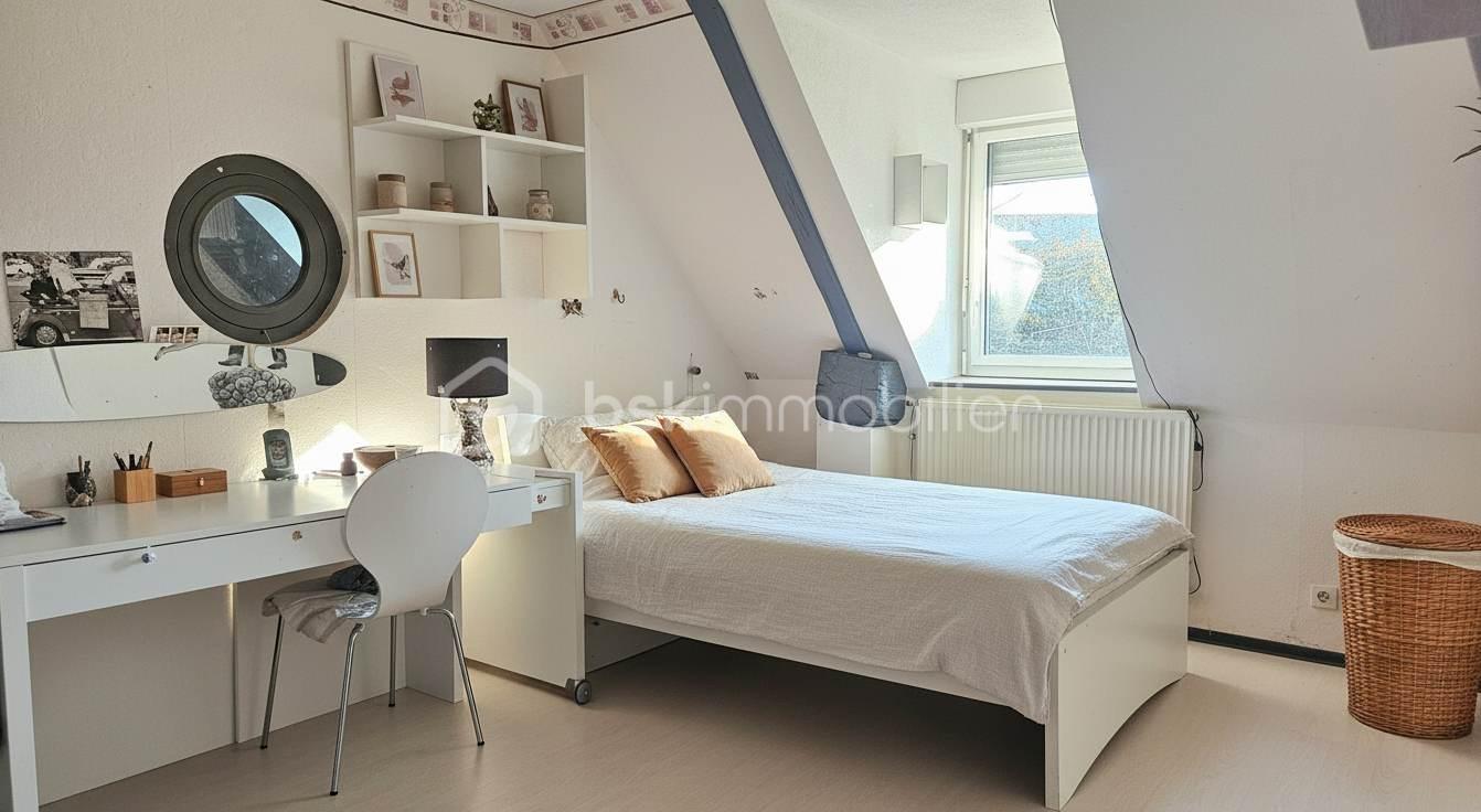 Maison de 198 m² - chambre 2 hublot .jpg