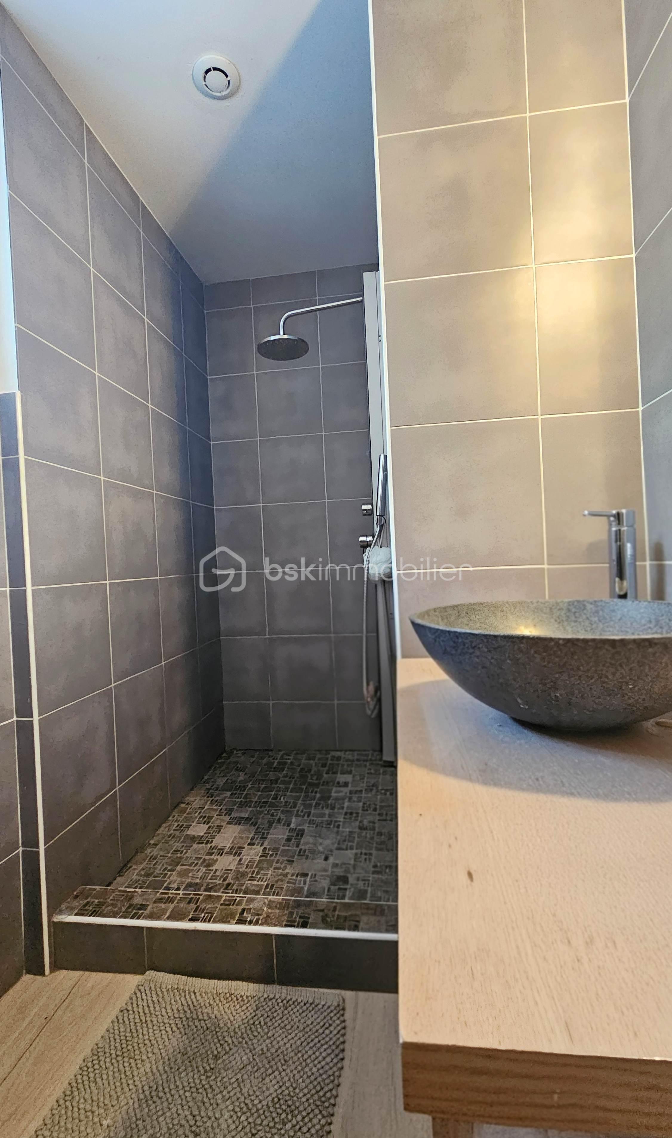 Maison de 198 m² - salle d'eau du bas.jpg