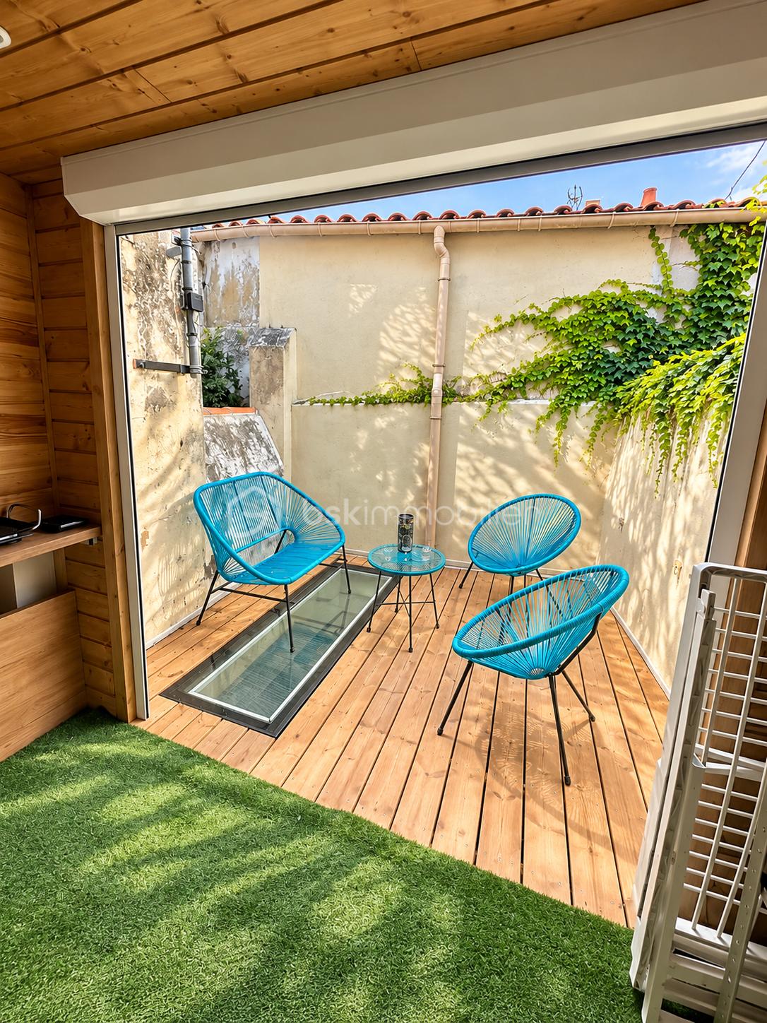 Patio lumineux aux fauteuils turquoise.png
