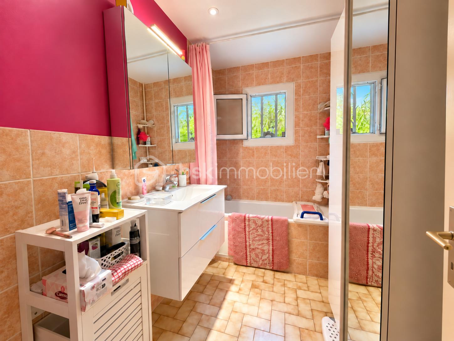 Salle de bain lumineuse aux accents roses.png