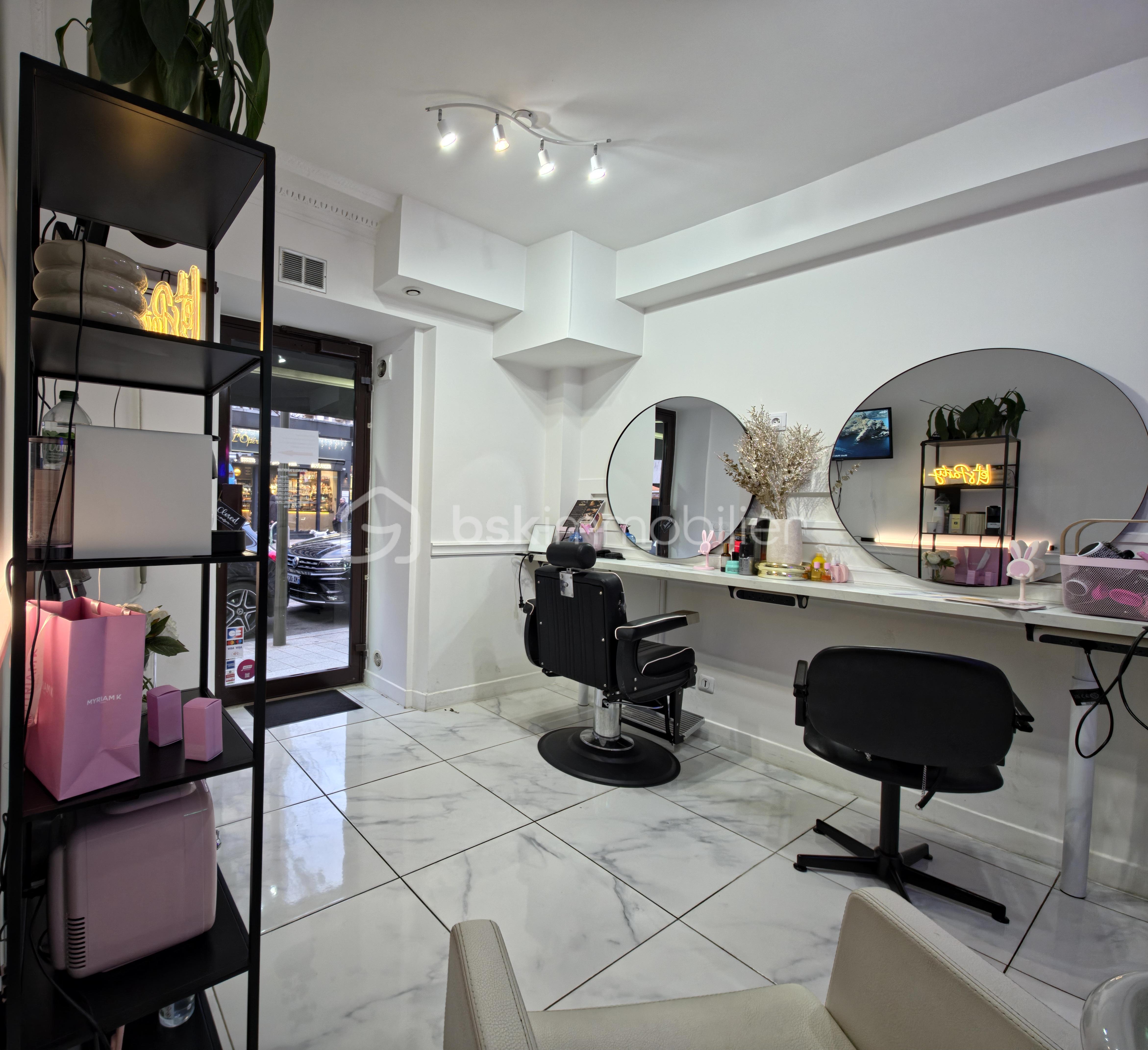 Local d'activités de 11 m² - 20251217_160035.jpg