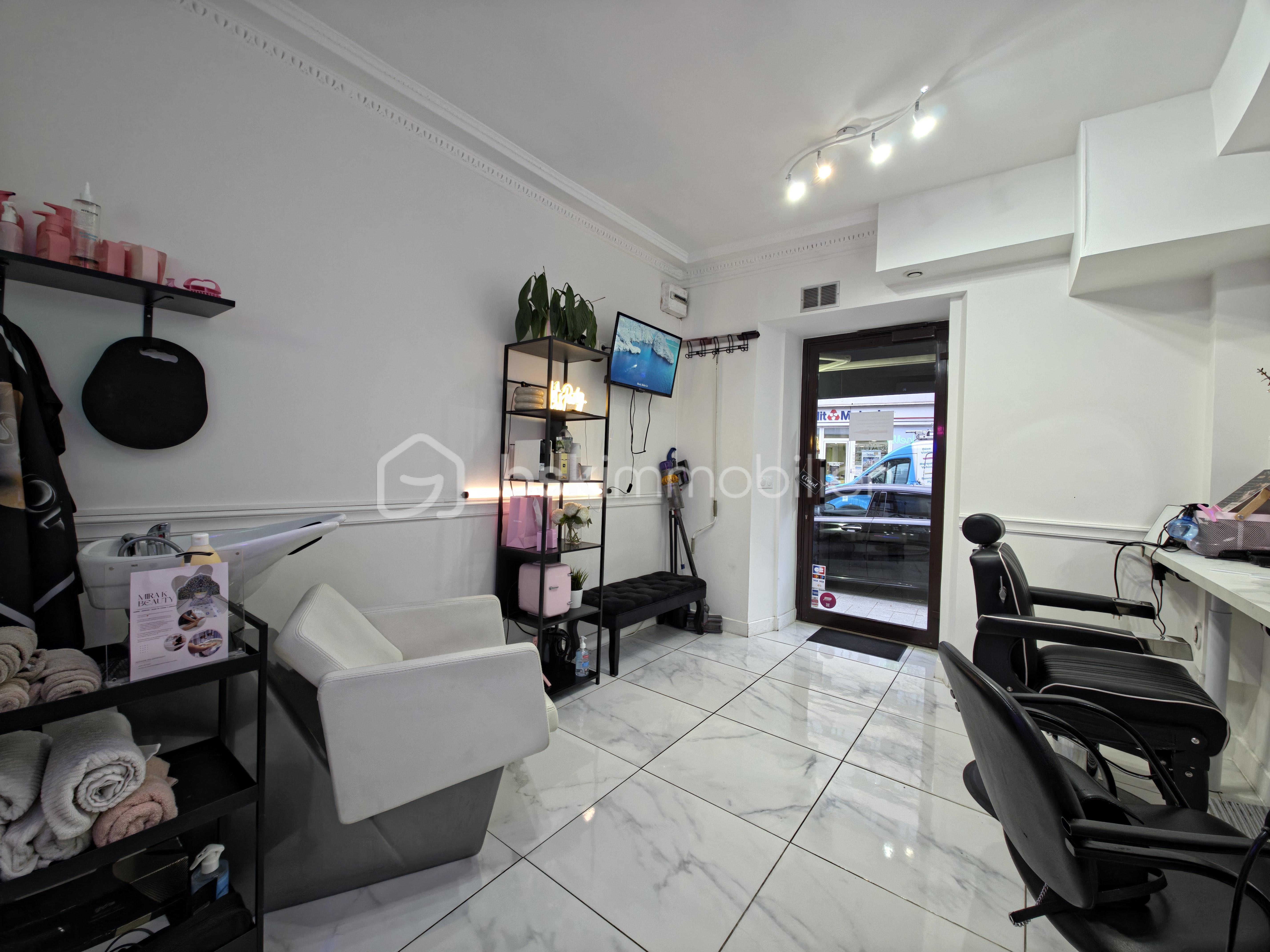 Local d'activités de 11 m² - 20251217_160018.jpg