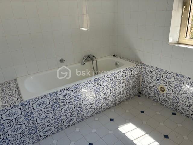Maison d architecte de 179,37 m² - salle de bain.jpg