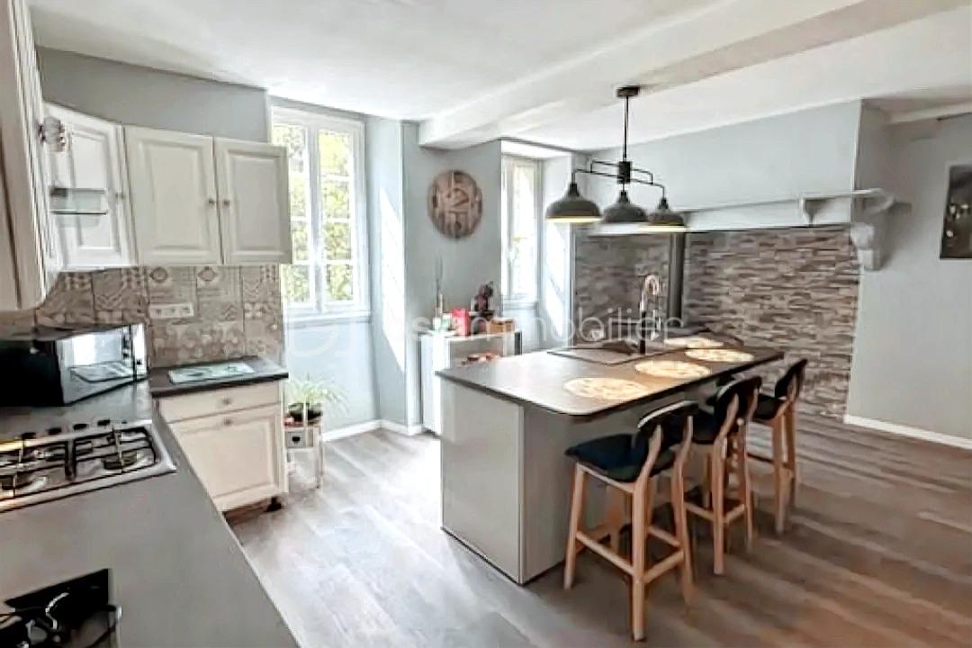 Maison de 240 m² - hoqi-5f75ed9fbe4f45b5819853ed5704f82f.jpg