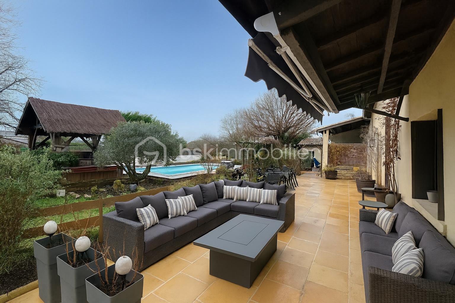 Maison de 380 m² - 100 terrasse.png