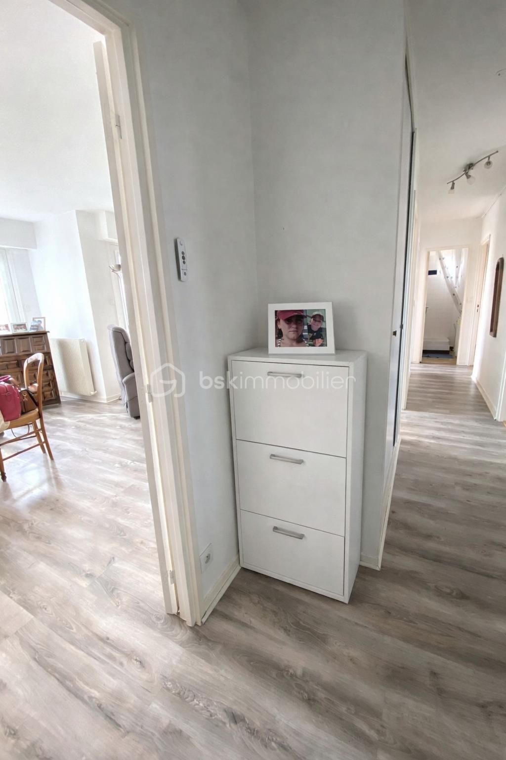 Coin lumineux avec meuble et photo.png