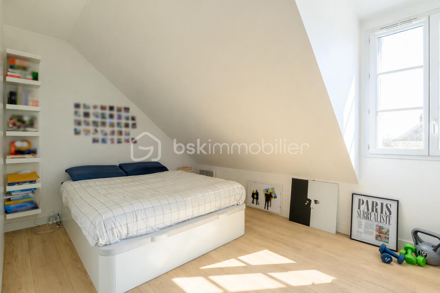 Chambre mansardée avec décoration moderne.png