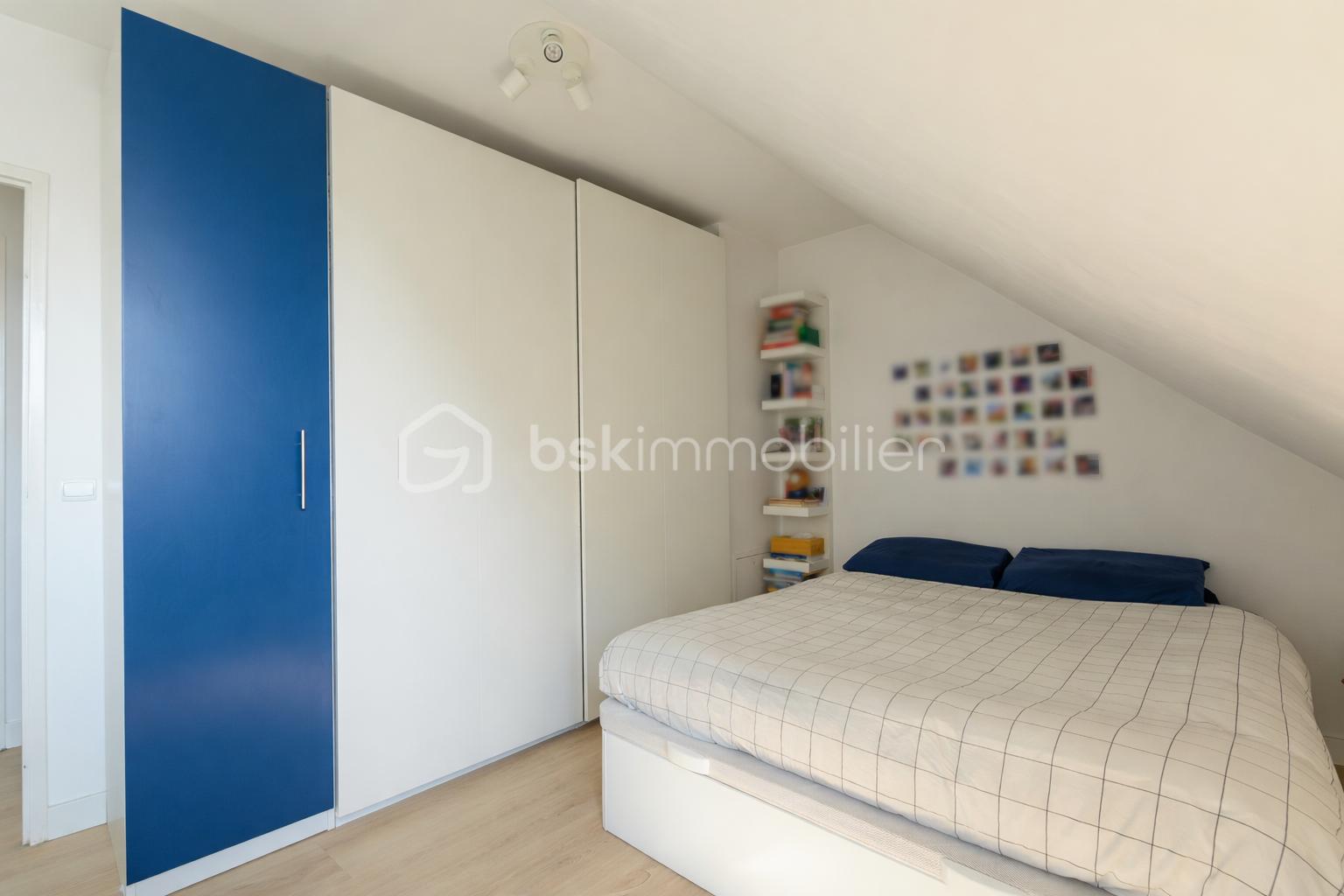 Chambre moderne sous toit incliné.png