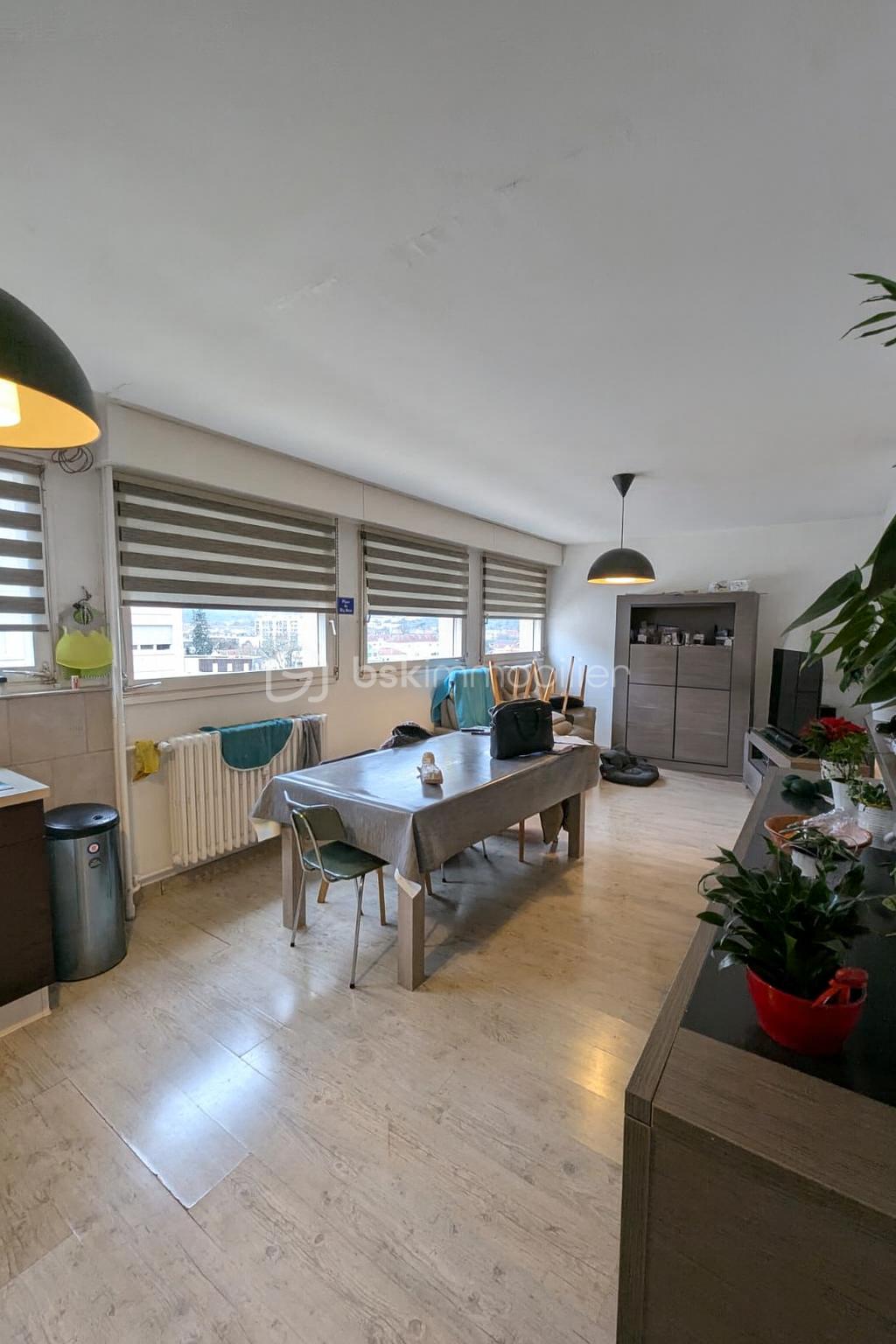 Appartement de 105 m² - Light-Filled Modern Dining Space (1).png