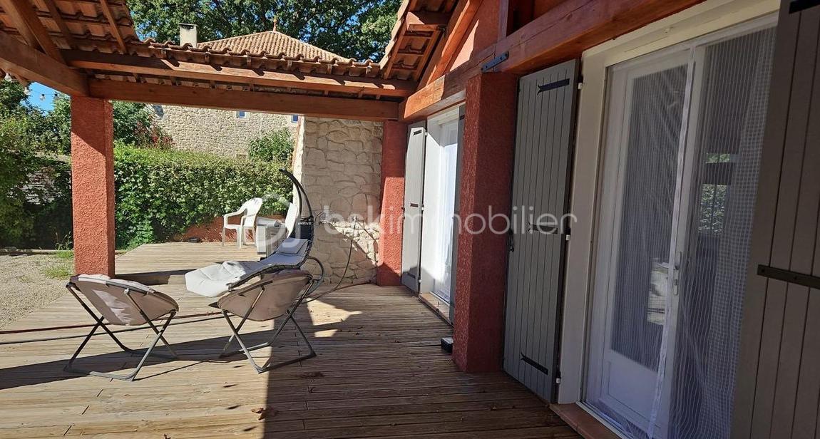 Maison de 110 m² - Terrasse devant.png