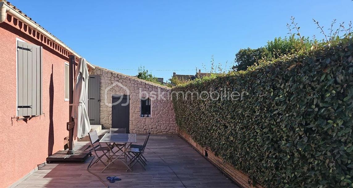 Maison de 110 m² - Terrasse côté.png