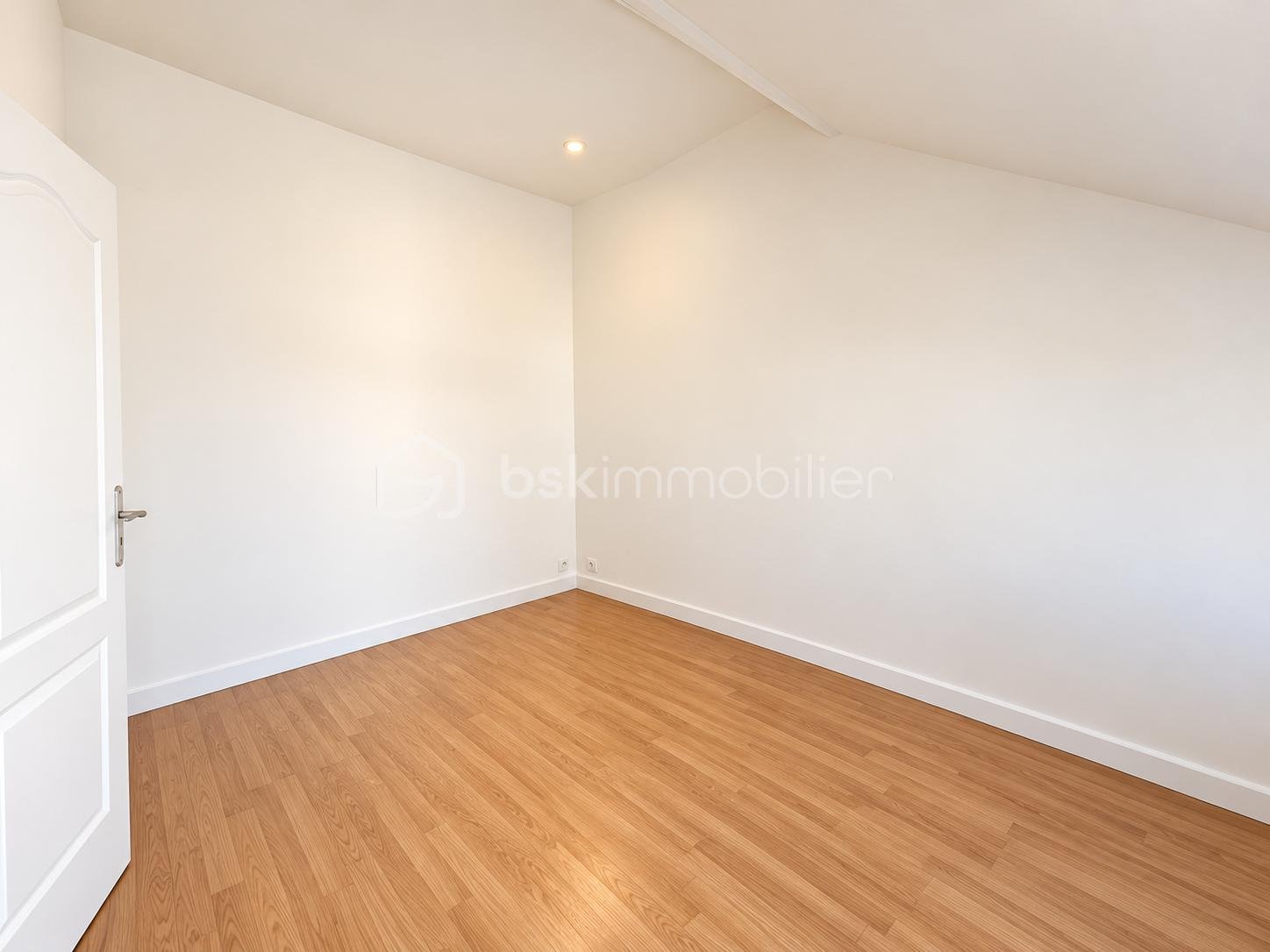 Intérieur rénové baigné de lumière.png