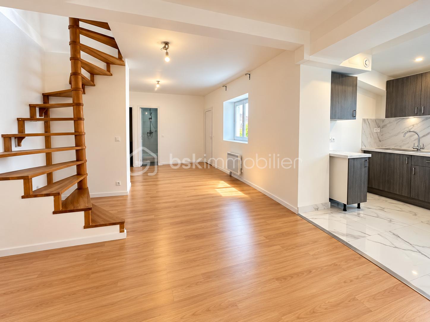Intérieur moderne ouvert et lumineux.png